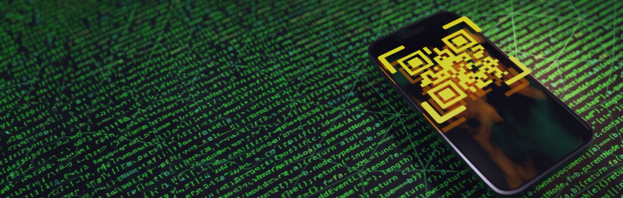 Ein Smartphone mit einem gelben QR-Code auf dem Bildschirm vor einem Hintergrund aus grünem Binärcode, der die digitale Sicherheit betont. Das Bild unterstreicht die Botschaft, dass QR-Phishing auf dem Vormarsch ist.