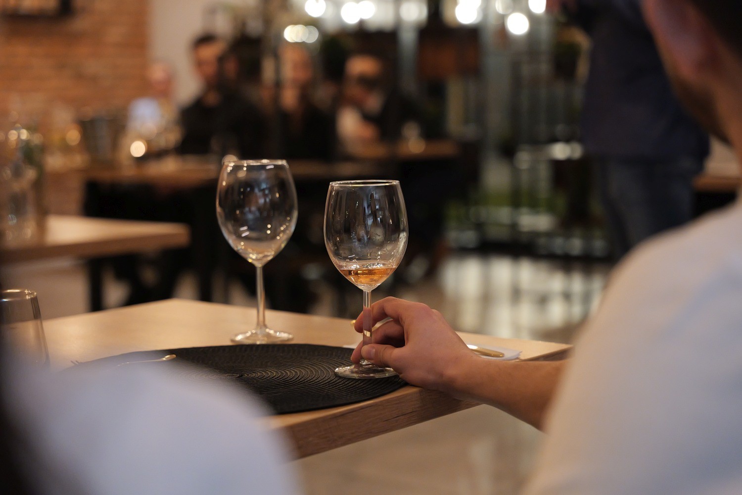 Kieliszki wina podczas kolacji w Niedźwiedzia 25 – voucher na weekend we dwoje w restauracji pod Poznaniem