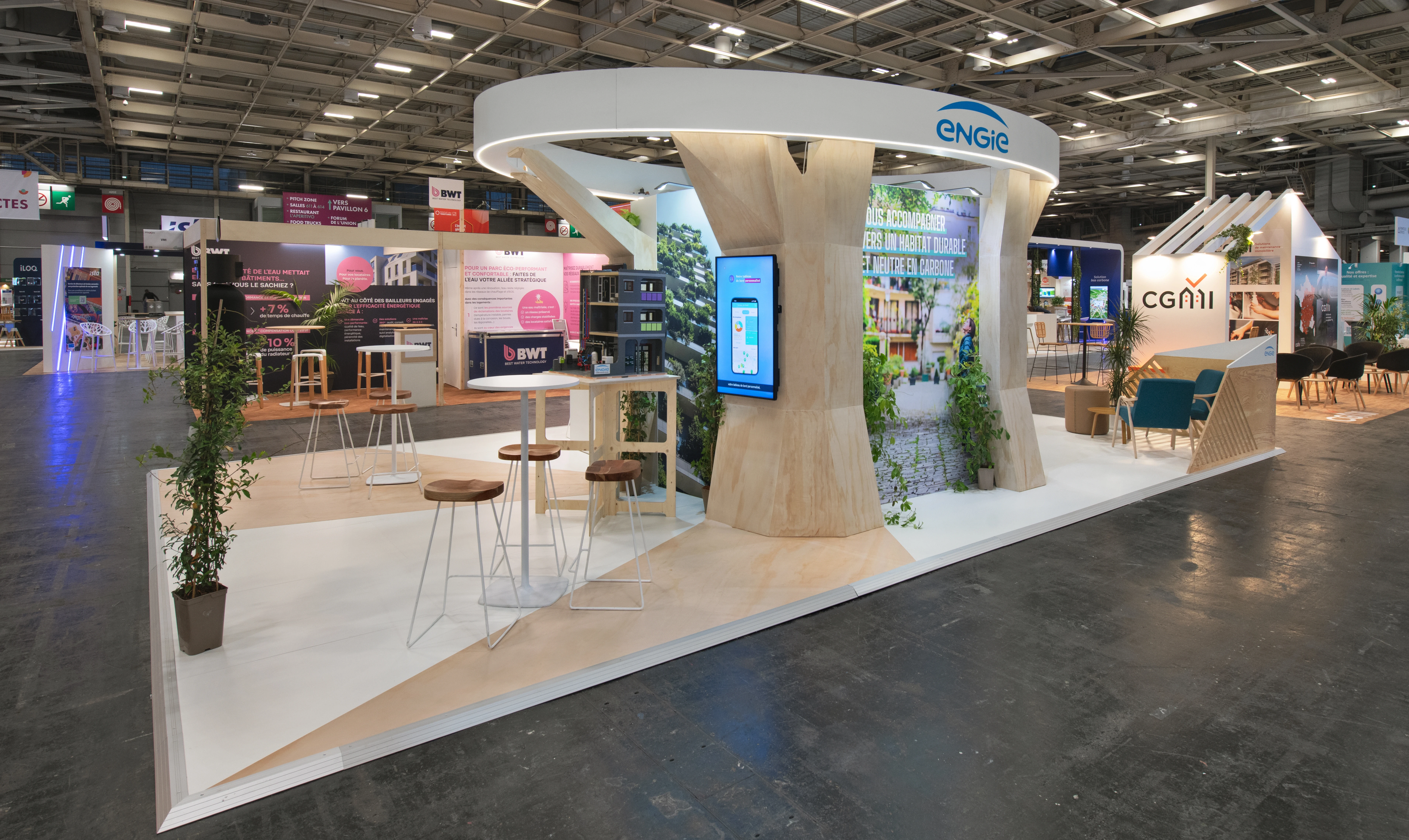 vue arrière du stand ENGIE USH 2025 mettant en valeur la scénographie végétalisée