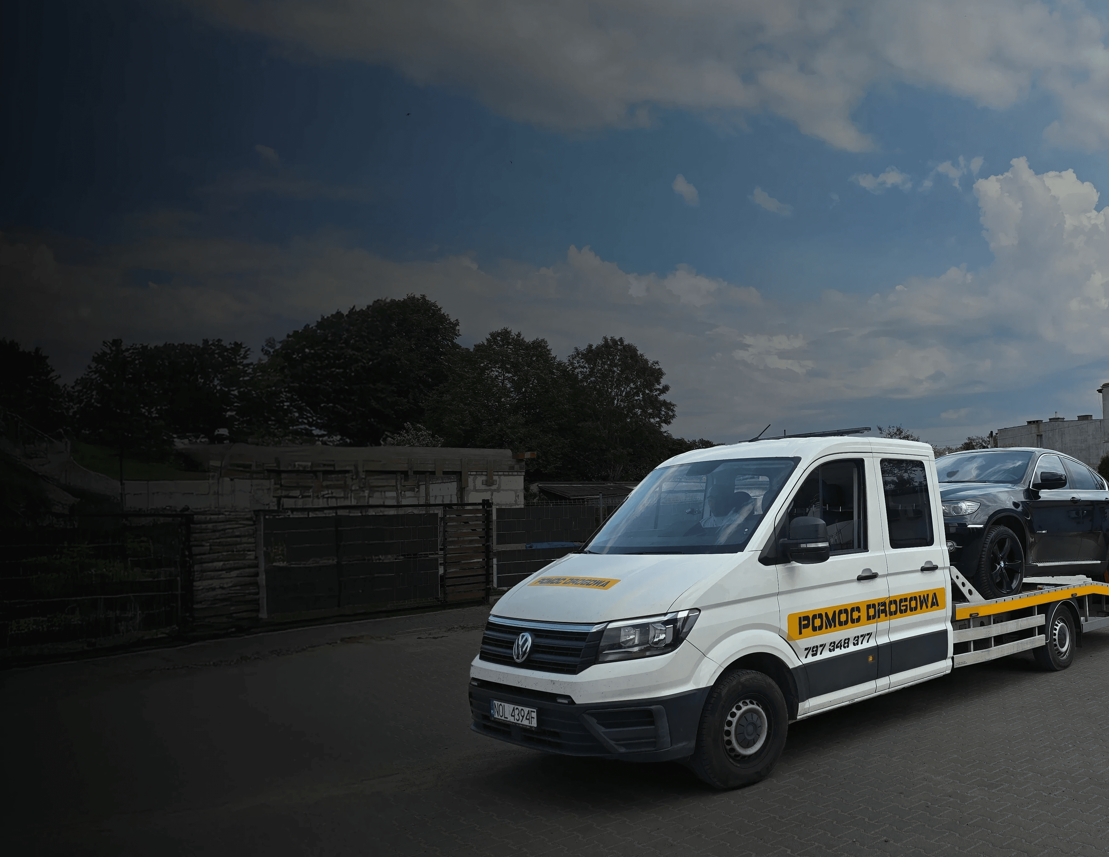 Auto laweta z wciągniętym samochodem