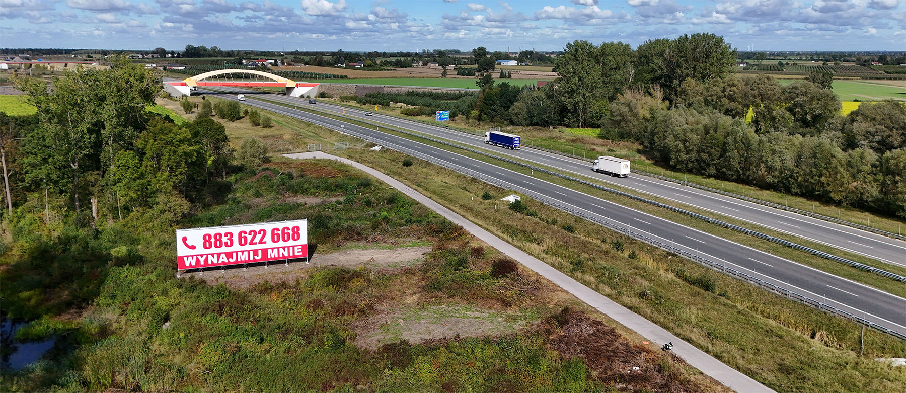 Billboard przy drodze ekspresowej