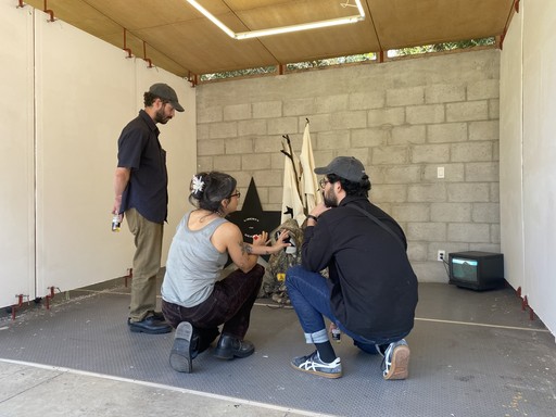 Artista en proceso de creación en el estudio de Cobertizo residencia artística, Jilotepec