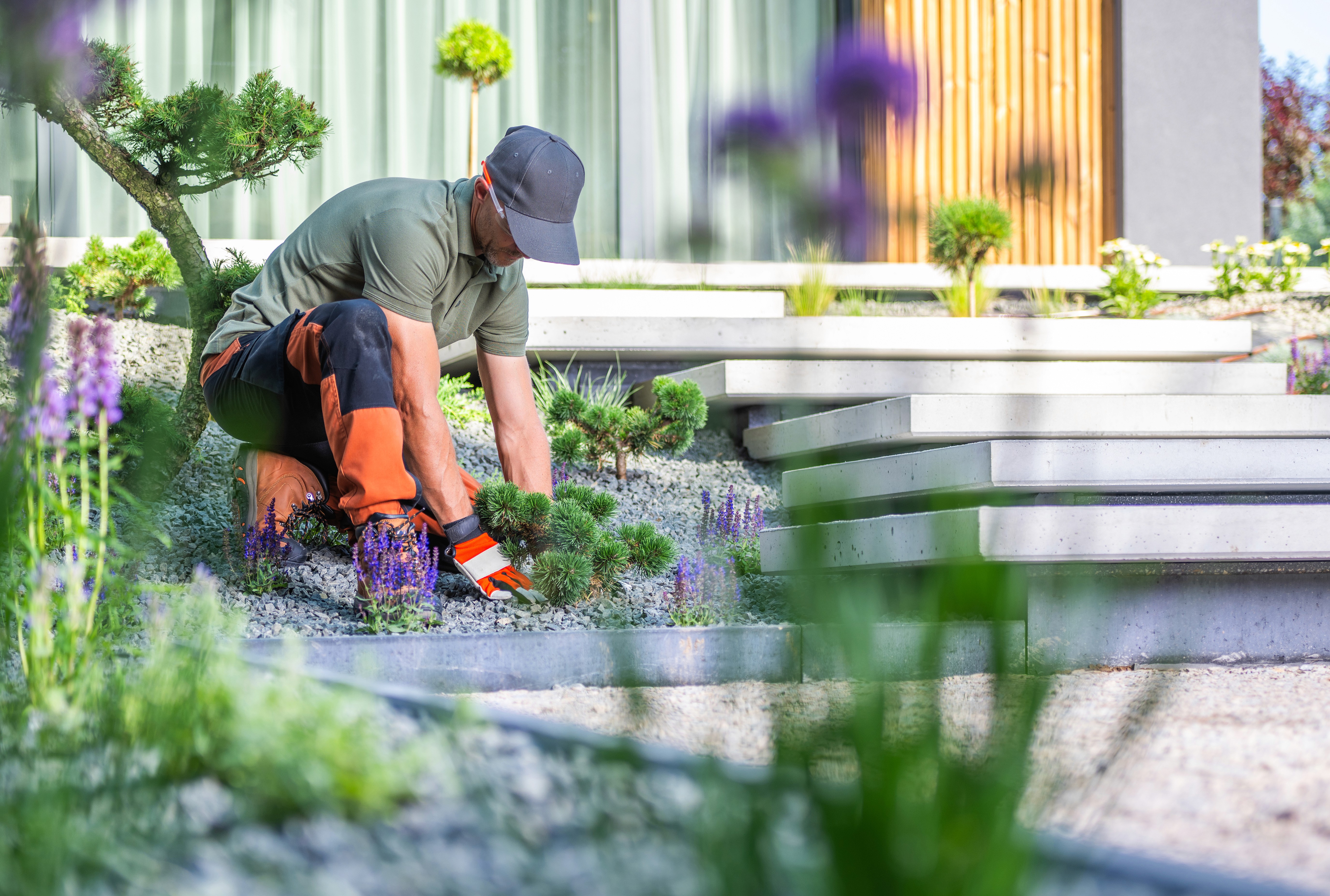 專業裝修師傅細心處理木地板材料，展示精湛木工手藝及地板安裝細節，為香港室內設計及裝修工程提供高品質地板選擇。