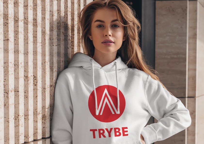 Toma media de una chica bonita con una sudadera blanca con el logo rojo de Trybe Recruitment