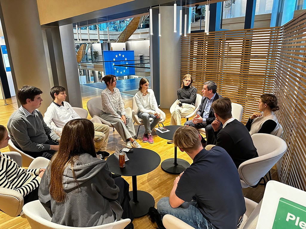 Debattenschmiede-Workshop mit mehreren Schülergruppen in interaktivem Austausch.