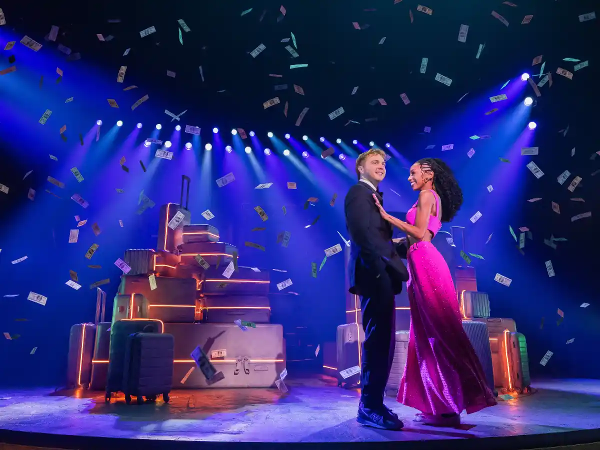 Сцена з вистави «Двоє незнайомців на Бродвеї» — чарівного мюзиклу про історію кохання в Нью-Йорку