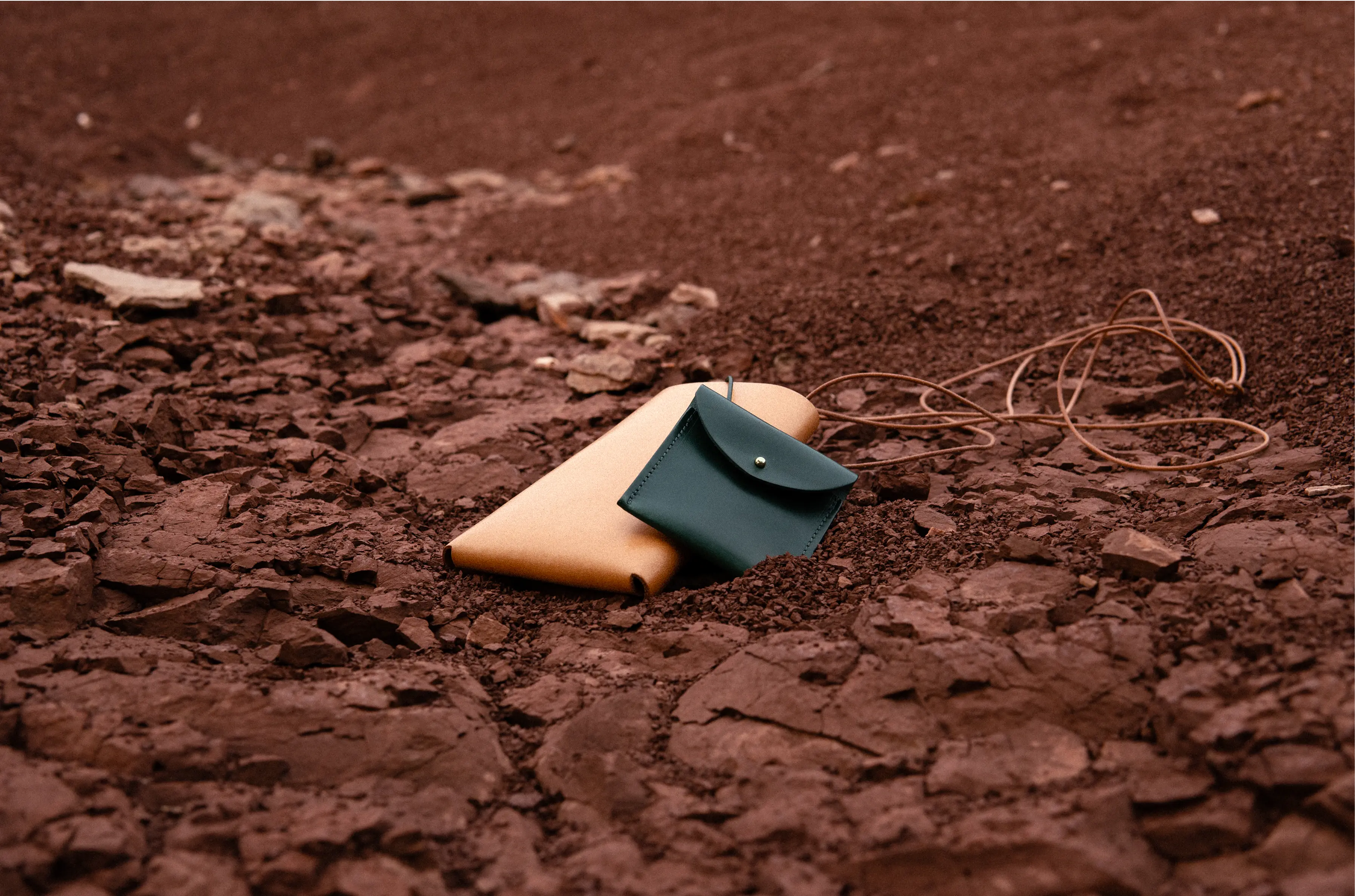 Close-up of textured red rock crossed by pale veins, reflecting the mineral landscape of the shoot.