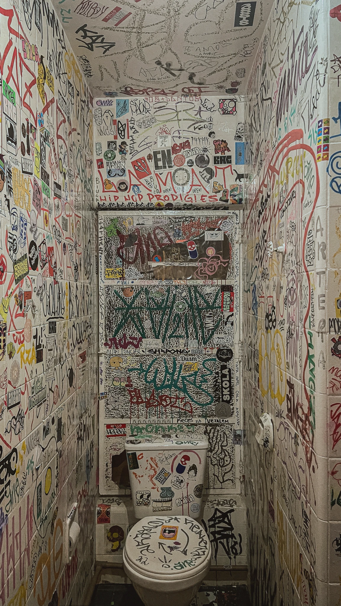 Bathroom on Roosevelt Street, São Paulo