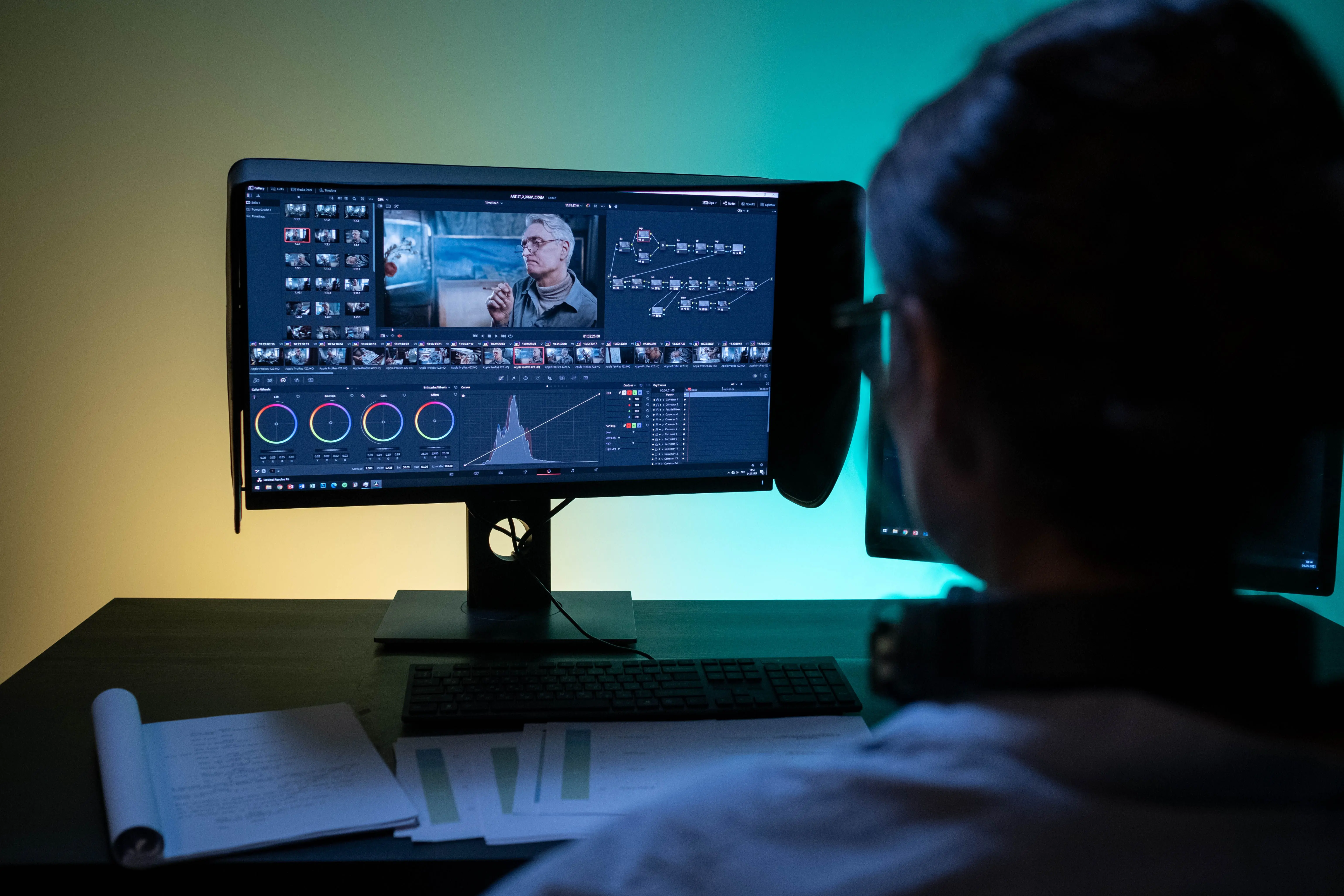 Editor de vídeo senior realizando edición y corrección de color en DaVinci Resolve