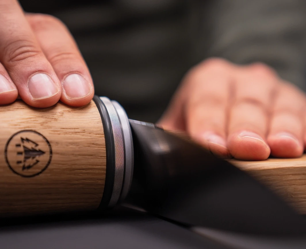 Knife sharpening with HORL3 Oak with the HORL Kagami ultra-fine disc, demonstrating the ability to achieve an extremely sharp, polished edge at home.