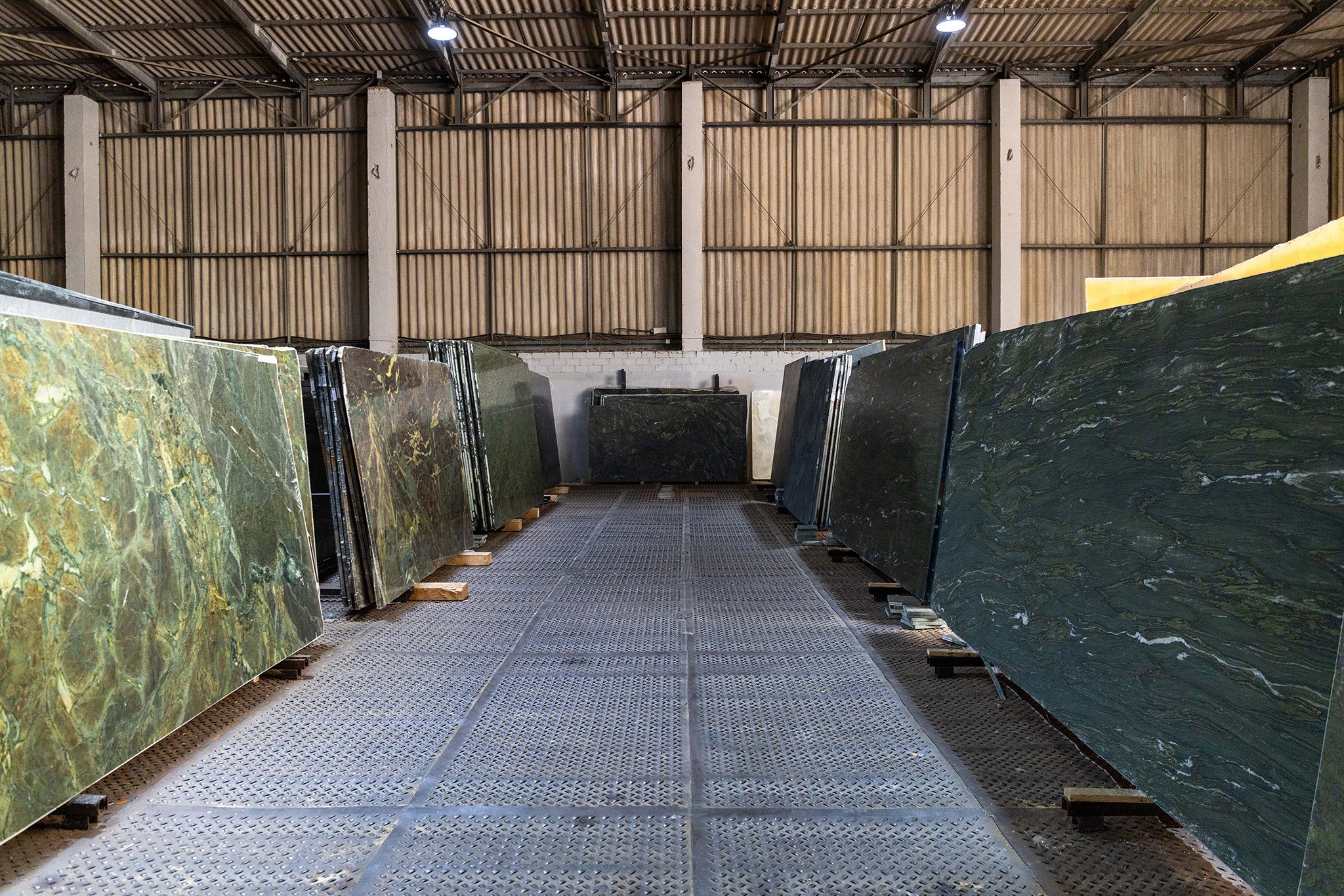 Uniiqo Naturstein Lager in Berlin – eines der größten Steinlager Berlins mit exklusiver Auswahl an Granit, Marmor, Onyx und Travertin für hochwertige Küchenarbeitsplatten und Natursteinprojekte