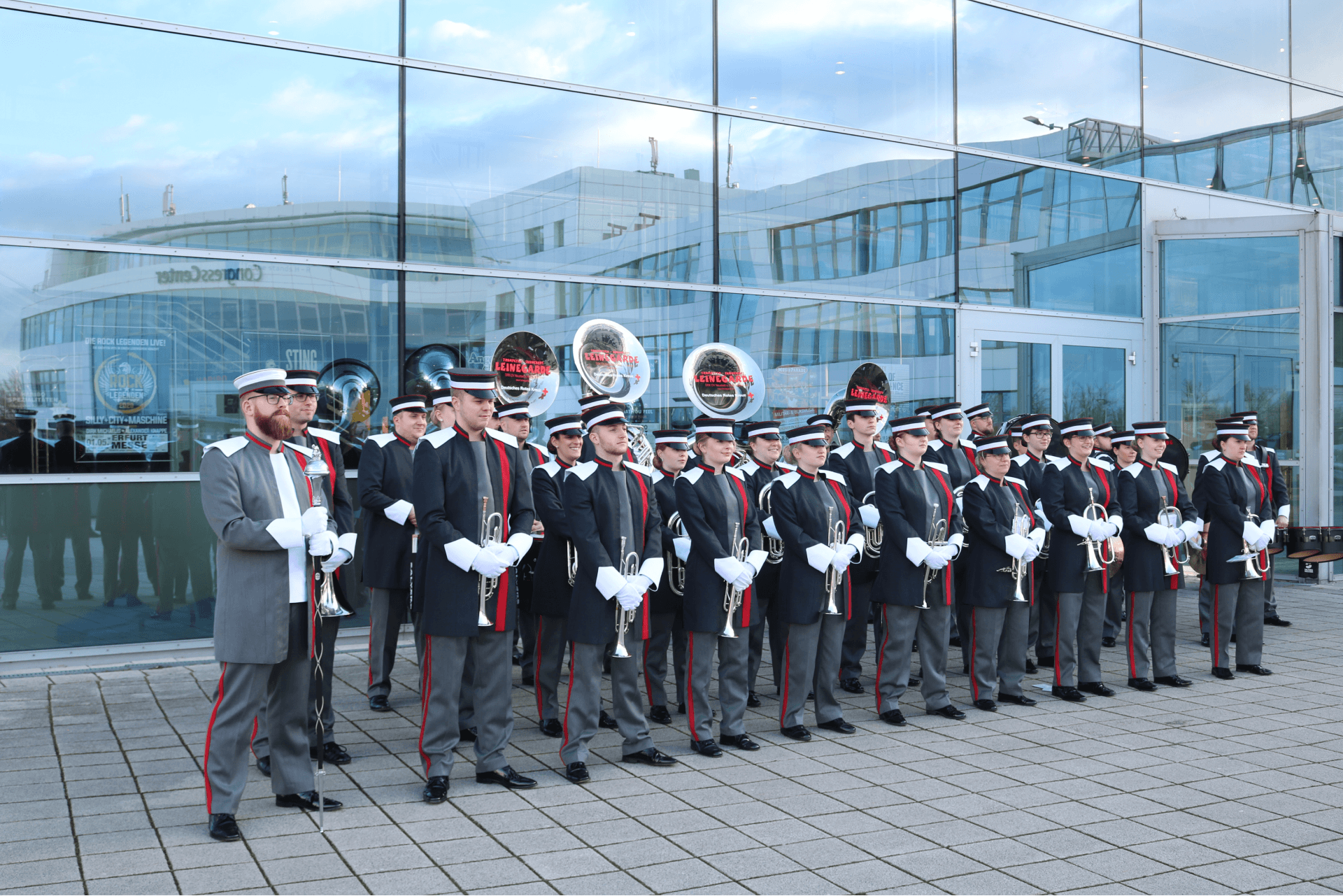 Die Leinegarde steht bei einem Gruppenfoto