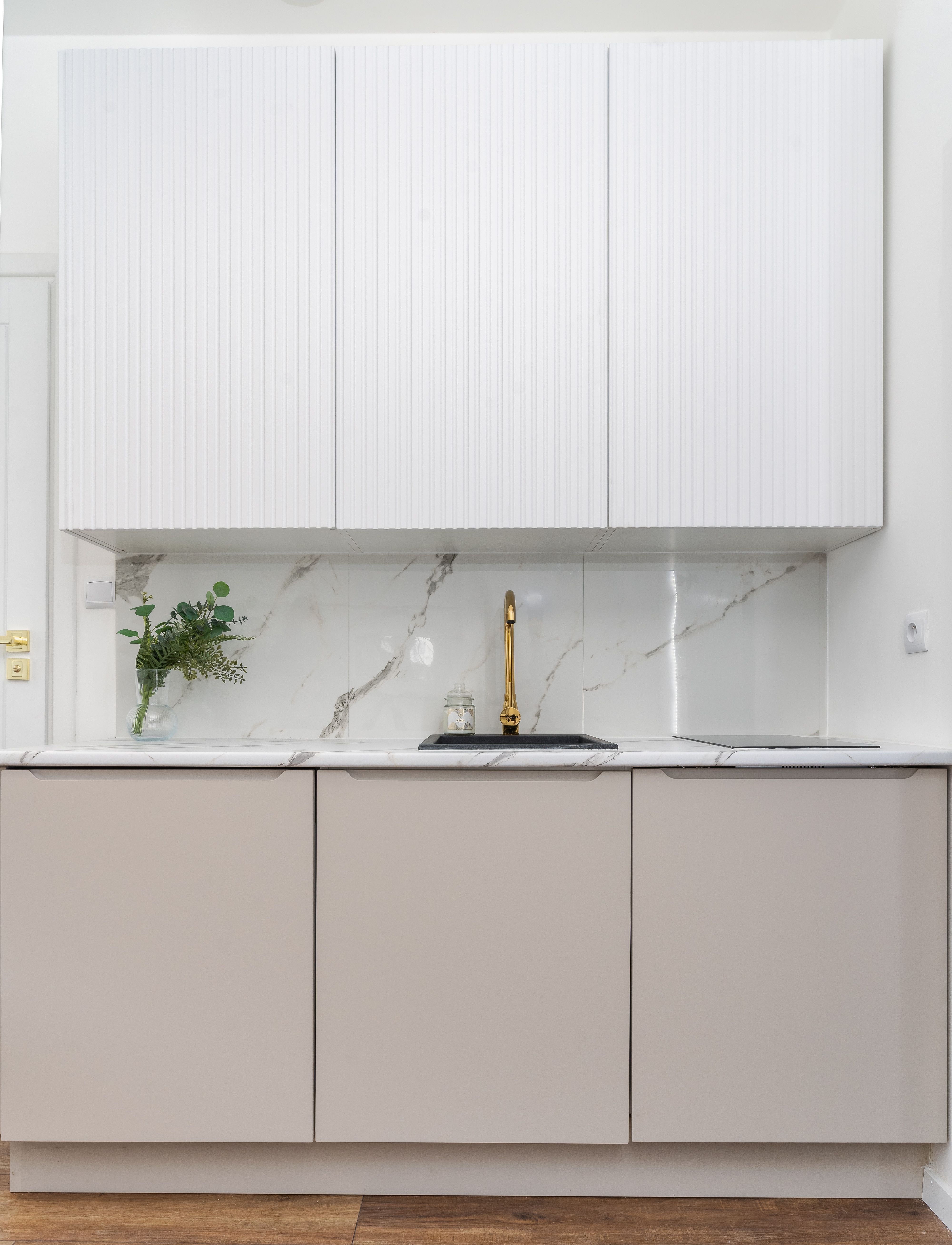 gray stainless steel cookwares in kitchen