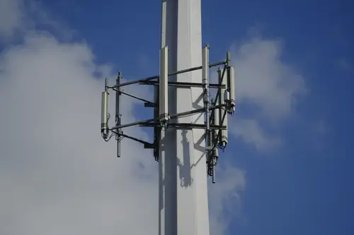 eine Mobilfunk-Basisstationsantenne an einem Mast