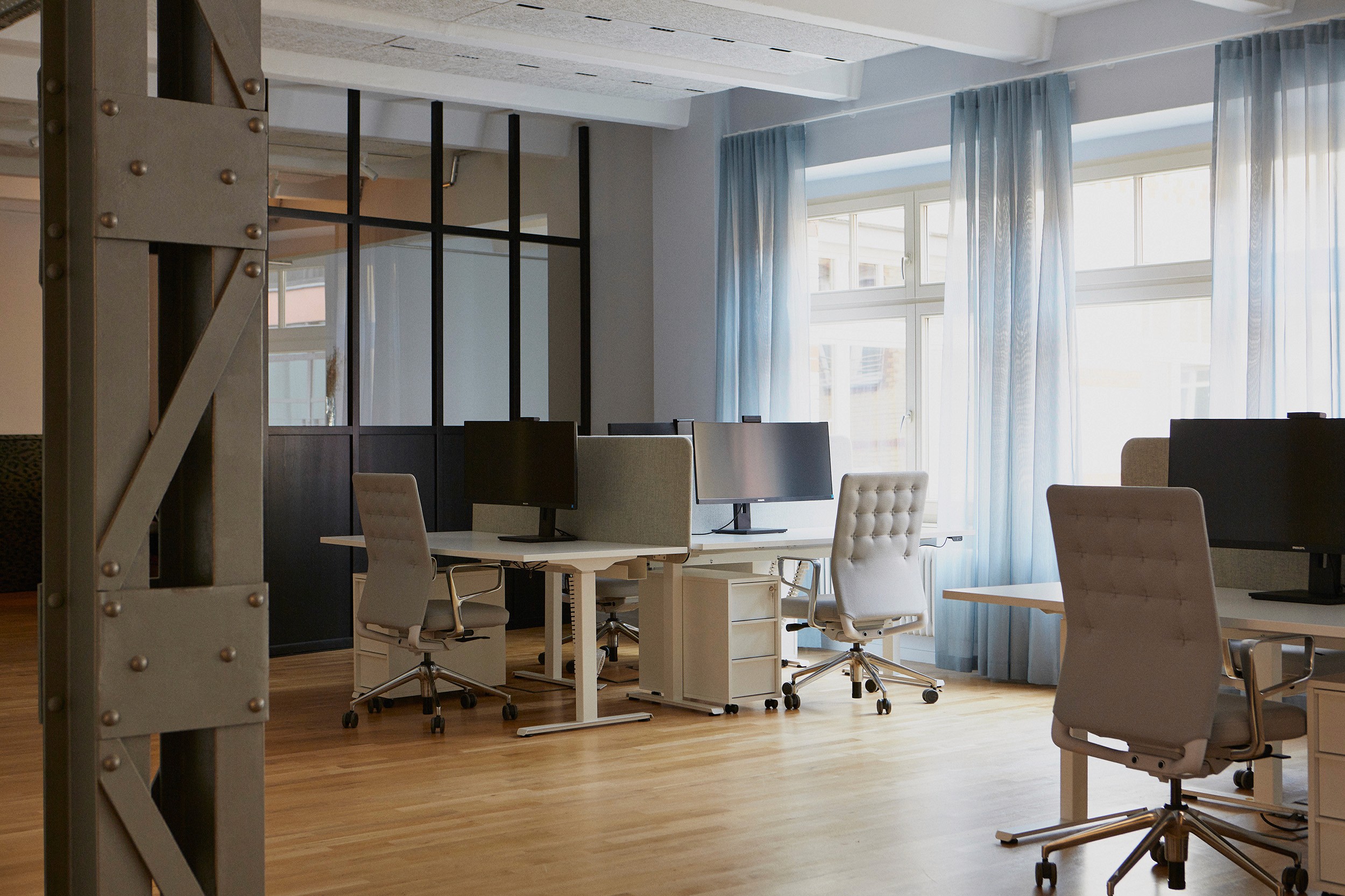 Offenes Büro mit flexiblen Arbeitsplätzen und durchdachtem Raumkonzept