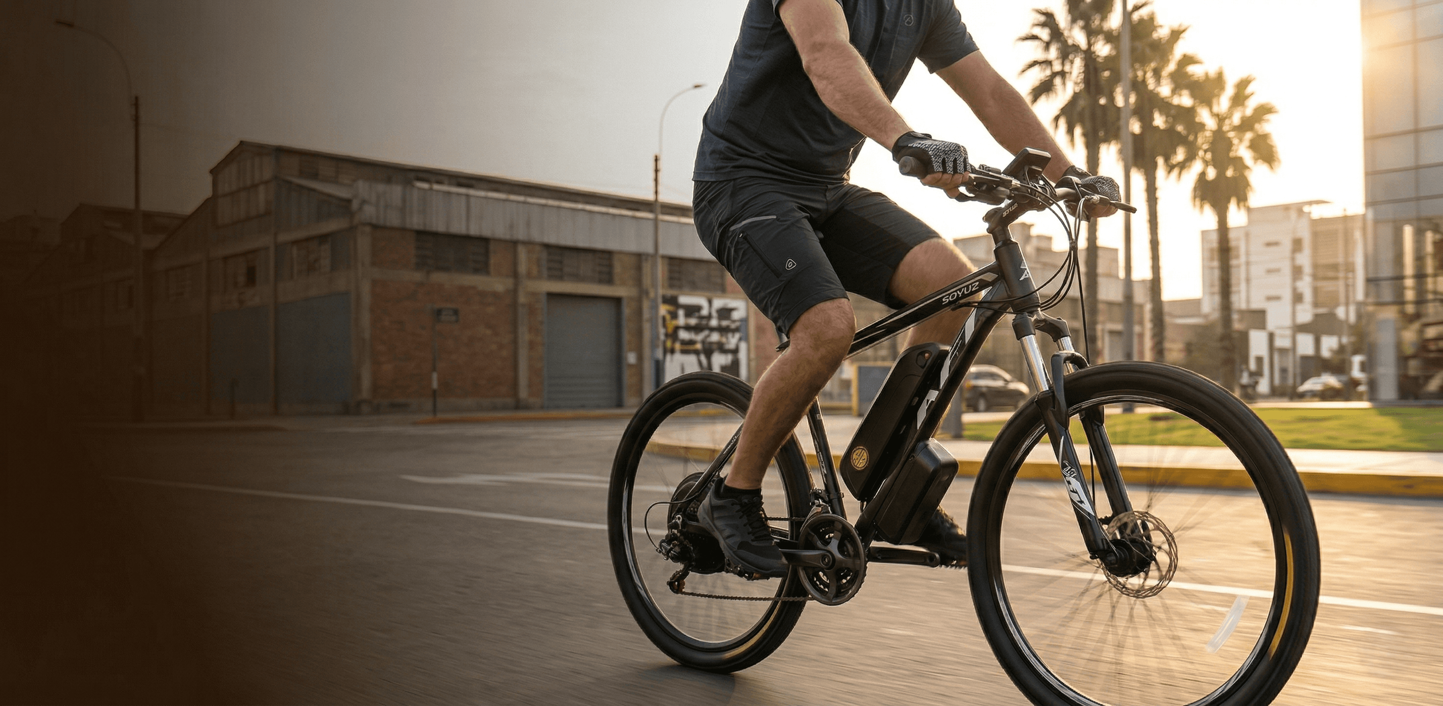 Persona conduciendo bicicleta eléctrica de Retrobikes Perú