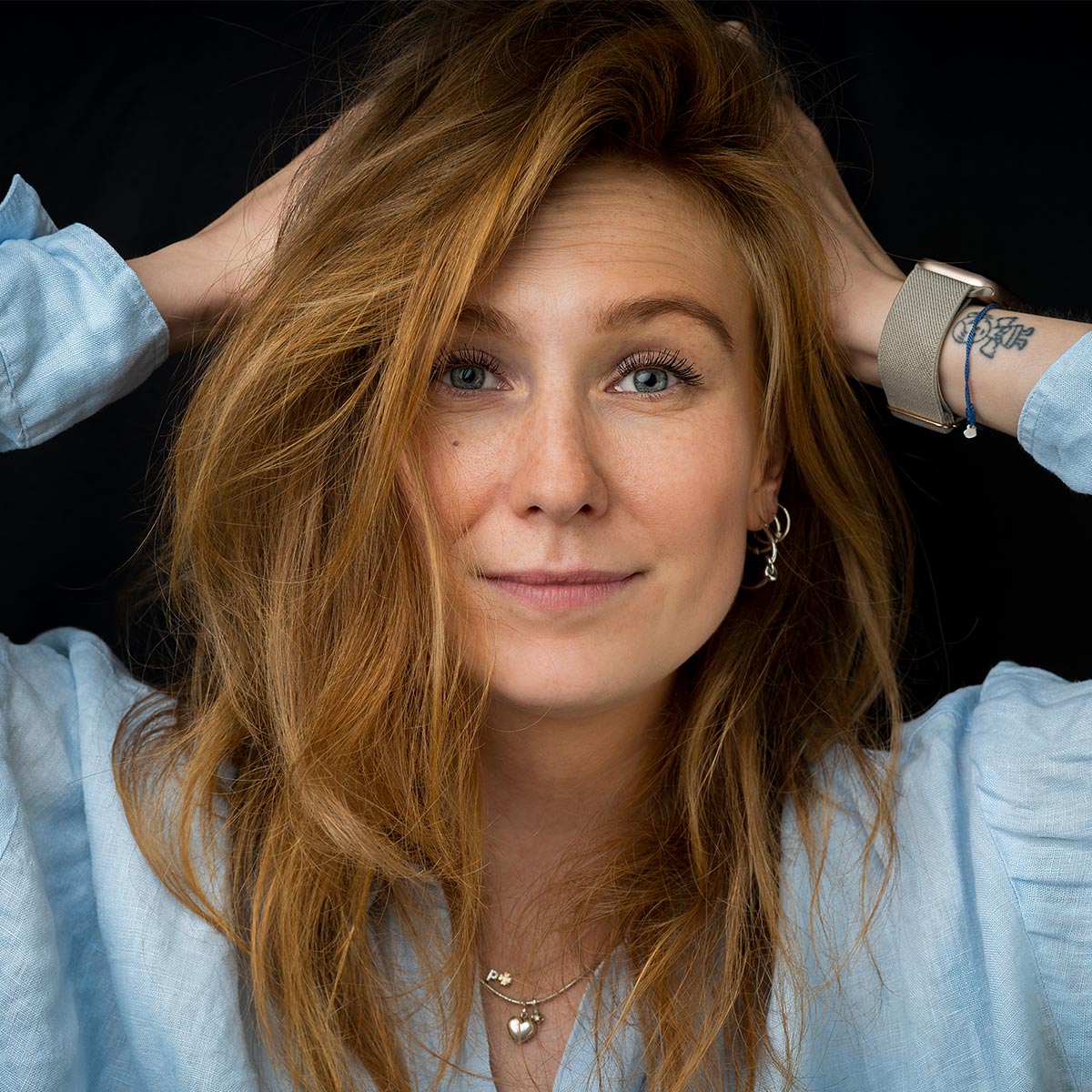 Puk Wolters portret photo, hand in red hair.