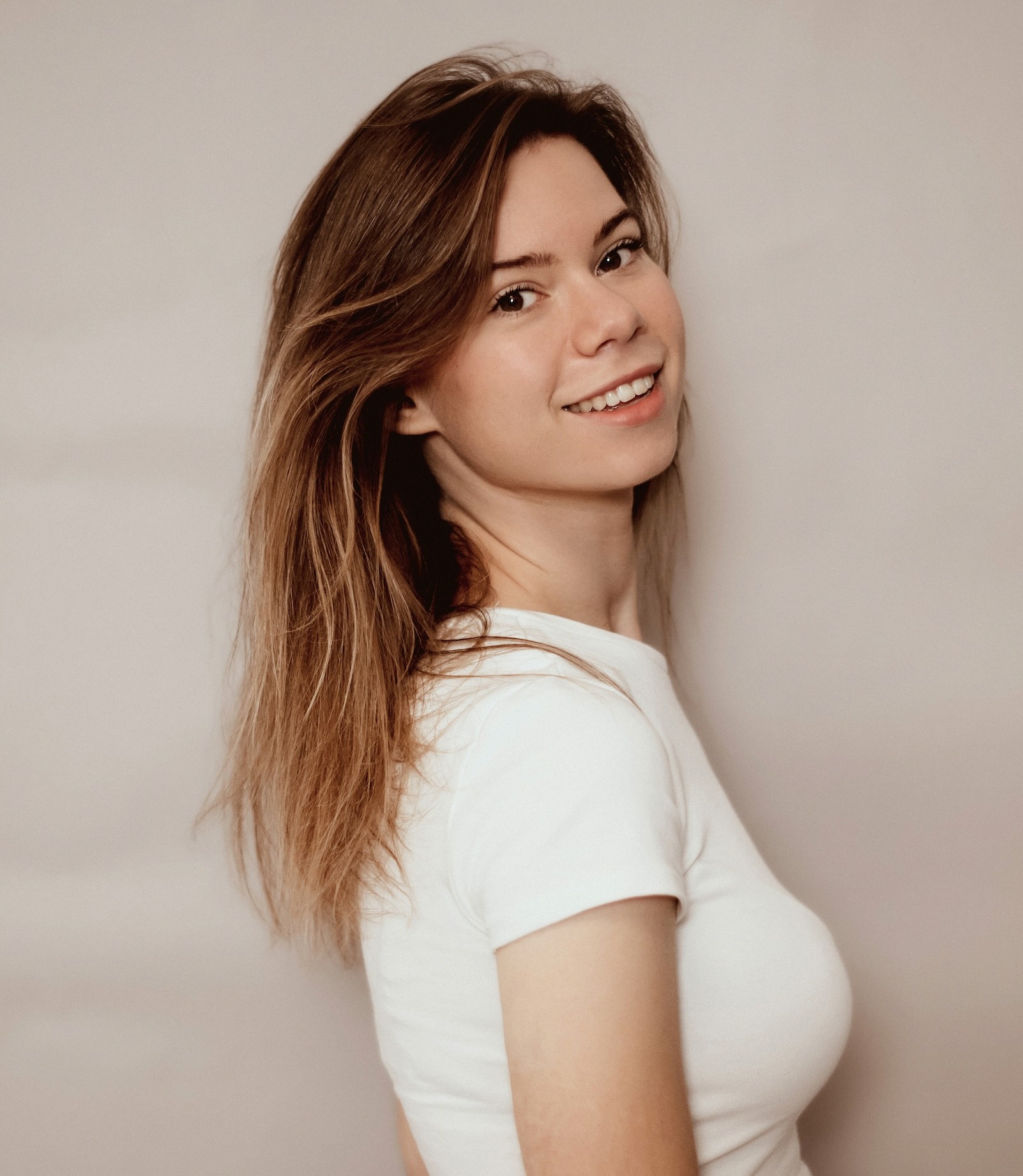 a blurry photo of a woman in a white shirt