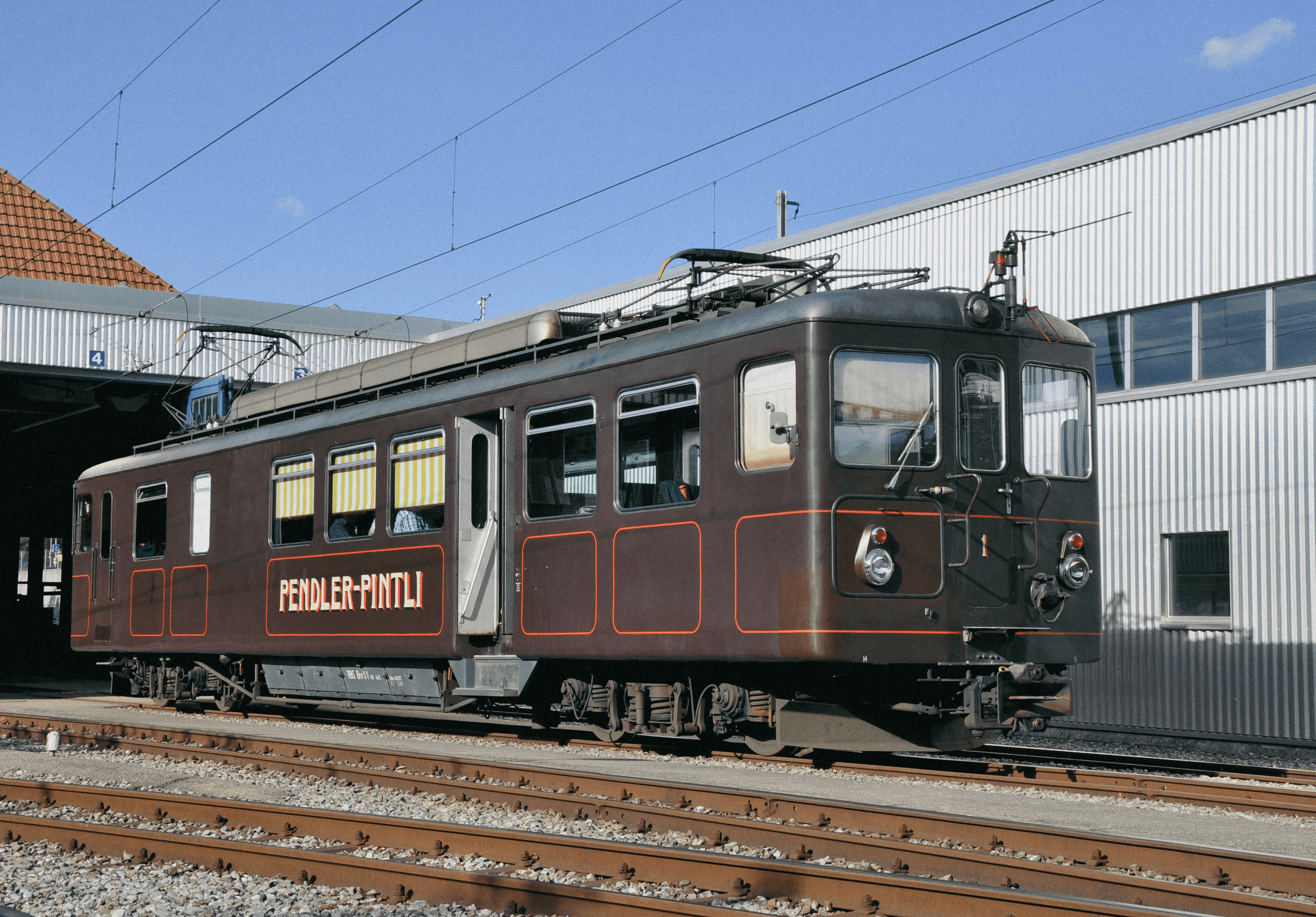 Das braune historische Pendlerpintli vor dem Depot bereit für die Abfahrt.