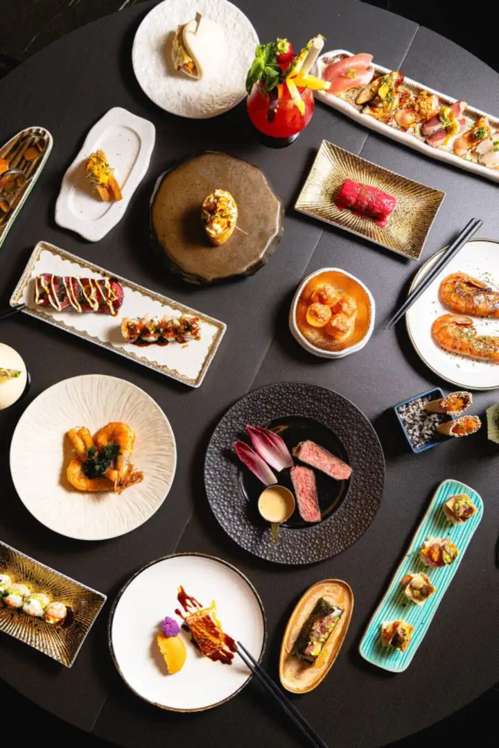 Table garnie de plats signatures Sushi Club