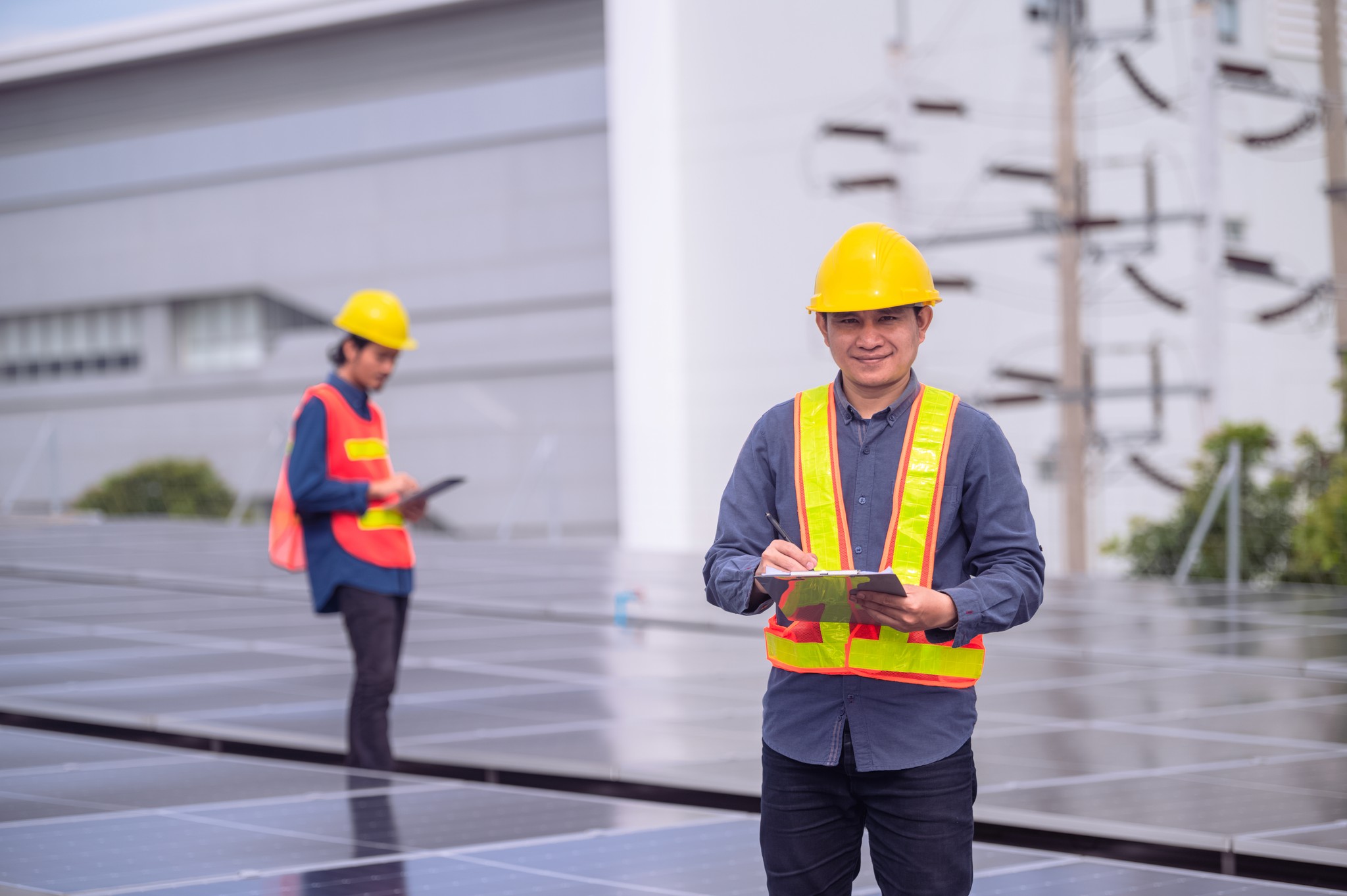 BW Green Power 專業太陽能工程師在香港倉地進行光伏系統勘察評估