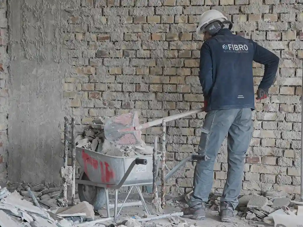 Arbeiter bei Entkernung und Rückbau im Innenbereich eines Gebäudes