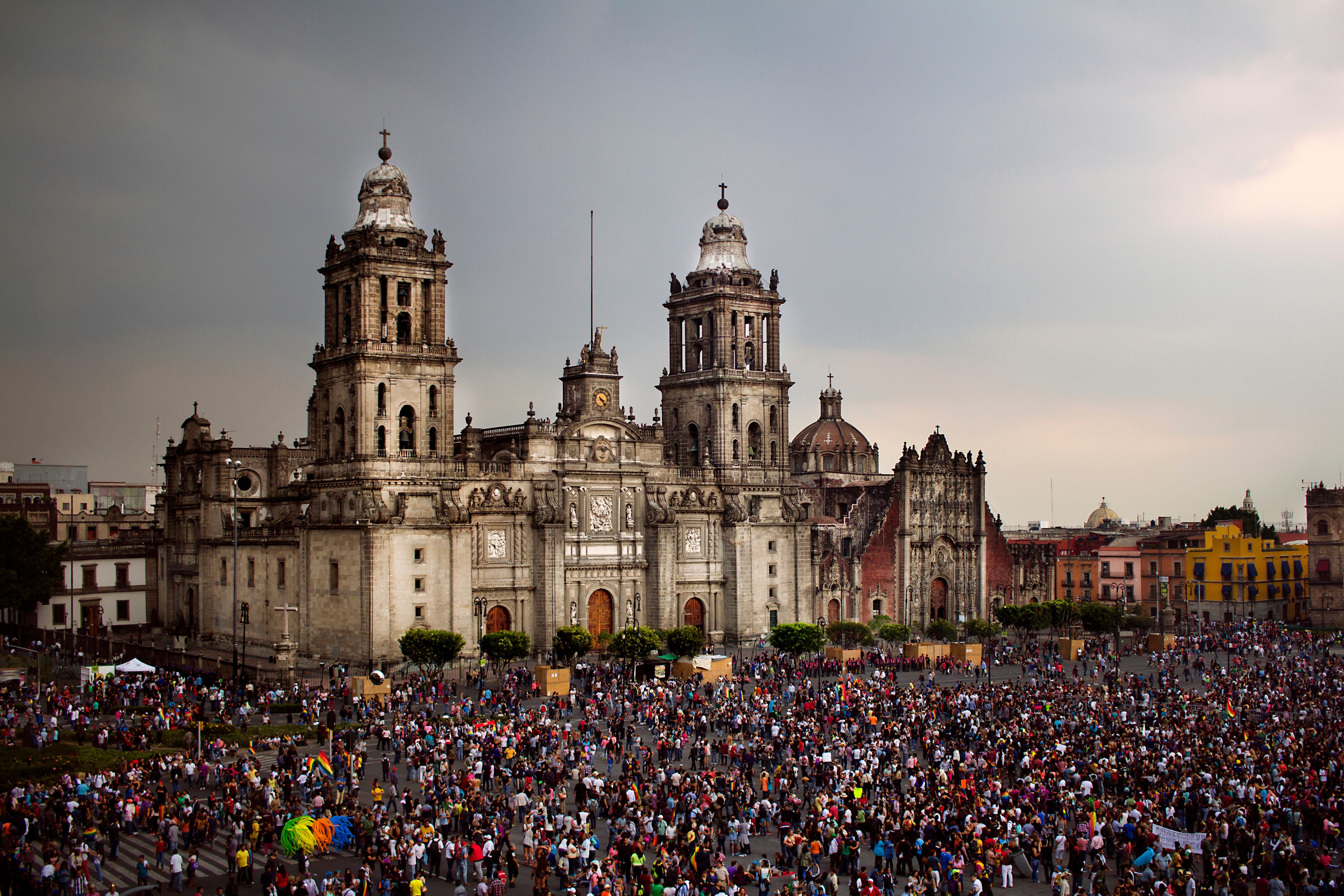 crowd surrounding Zócalo de la Ciudad de México