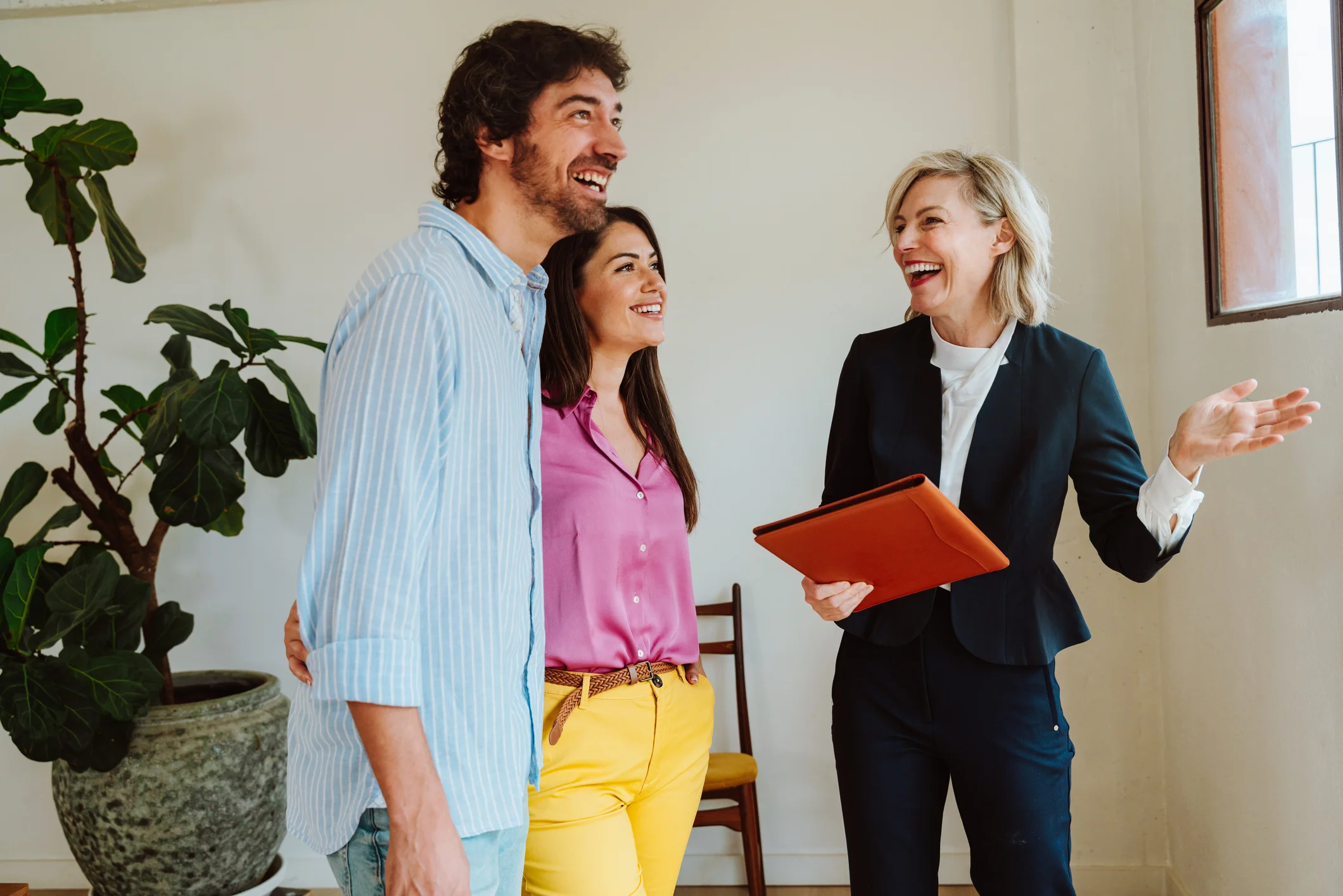 Couple joyeux à l'intérieur de leur logement neuf JL HOME