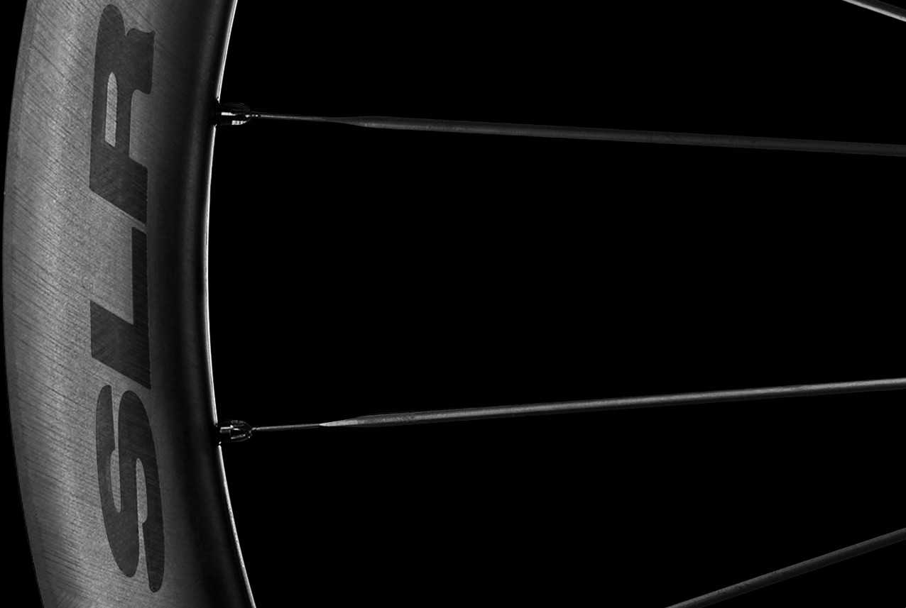 photographie produit packshot détail roue carbon cycle sur fond noir
