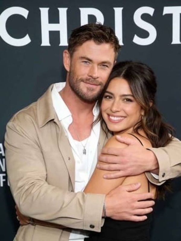 ai boyfriend chris holding a woman fan