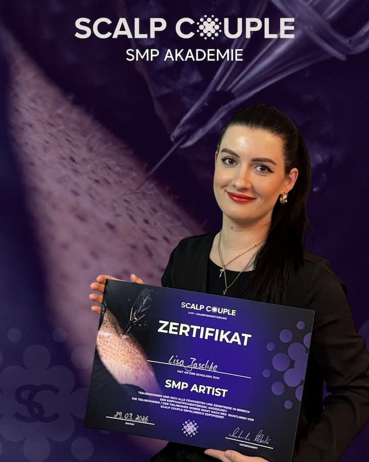 Lisa Jaschke hält ihr Zertifikat als SMP Artist der Scalp Couple Akademie, März 2026