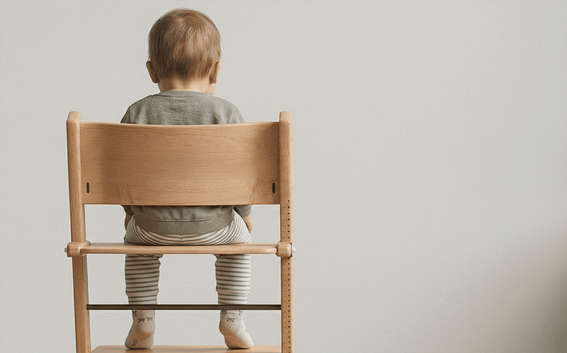 Wysokie oparcie pozwala na bezpieczne i stabilne ustadowienie pociechy w krzesełku.