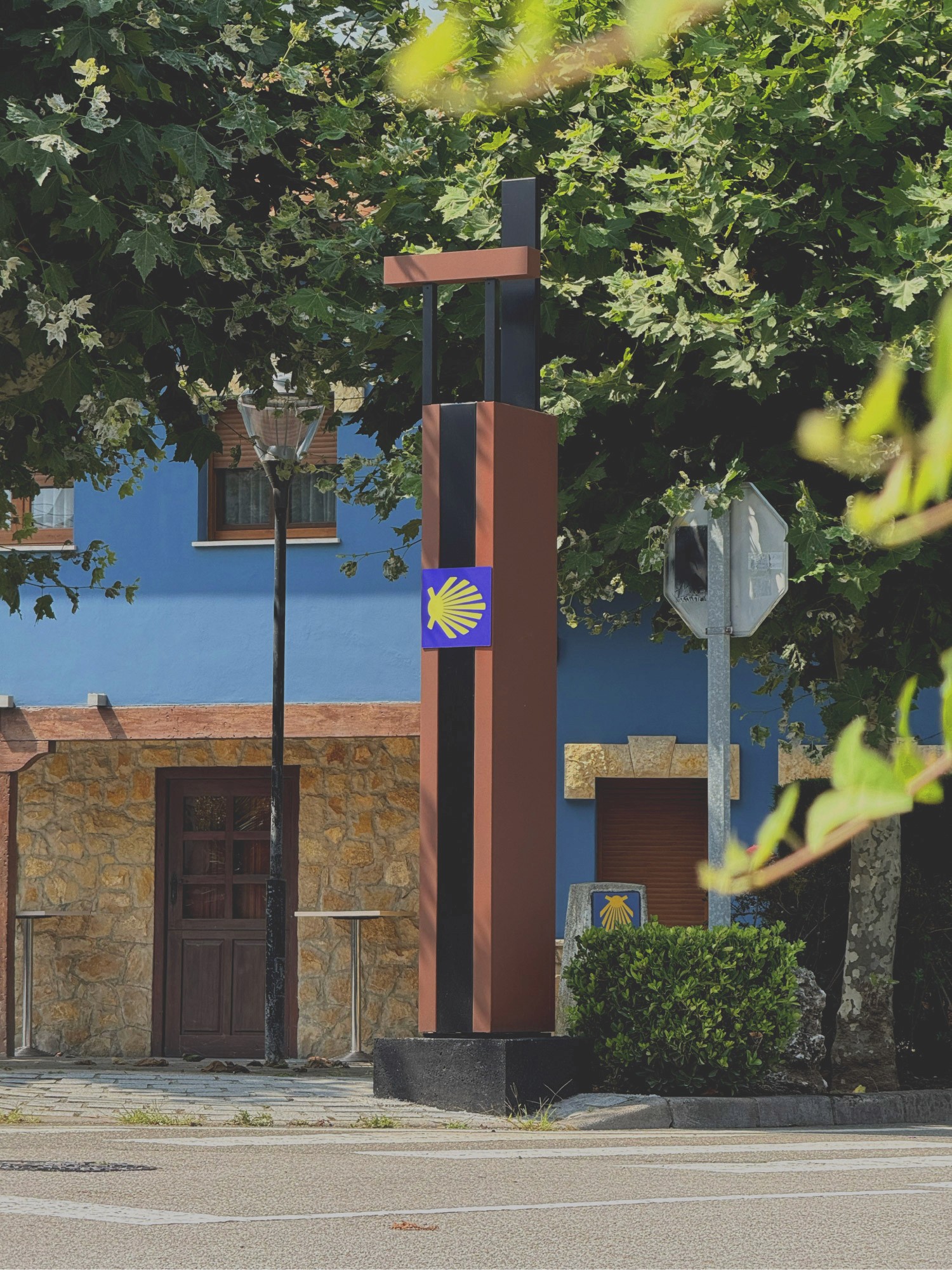 Camino de Santiago Avilés — Totem señalética entorno natural instalación final