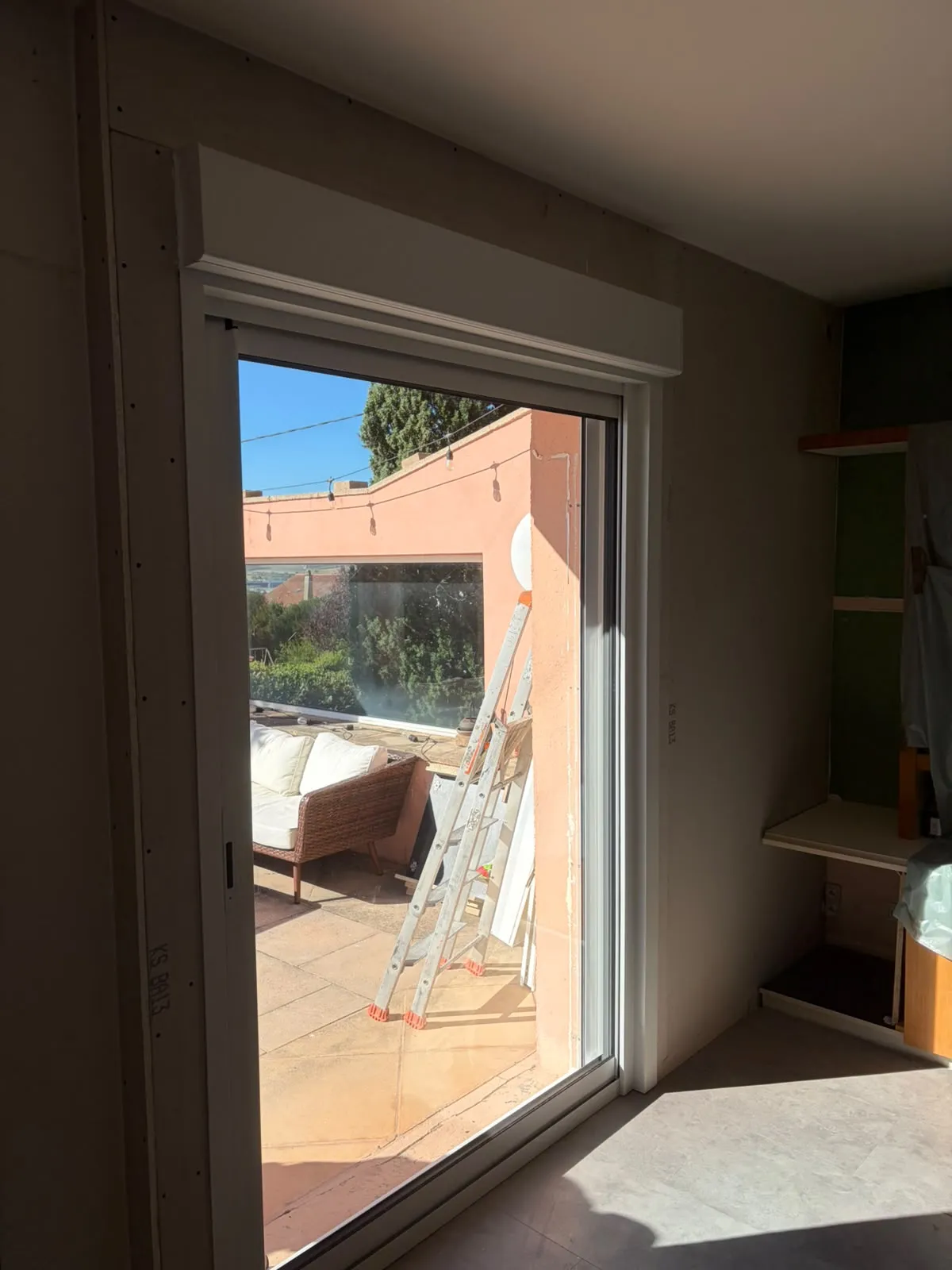 Vue intérieure d’une porte-fenêtre en rénovation — AFermetures