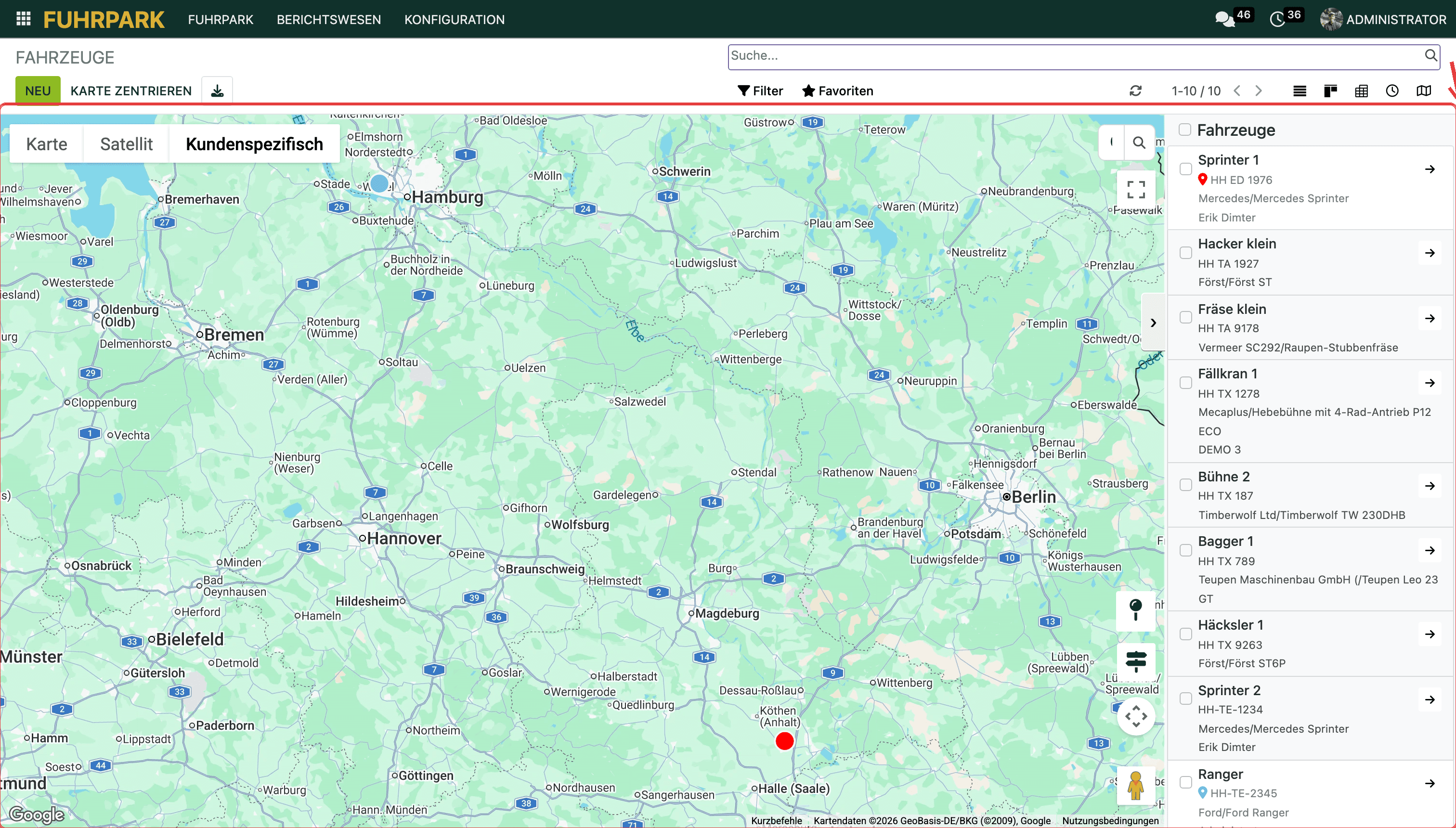 Kartenansicht im Fuhrpark: alle Fahrzeuge mit Tracker als Pin, Seitenleiste mit Fahrzeugname und Kennzeichen.