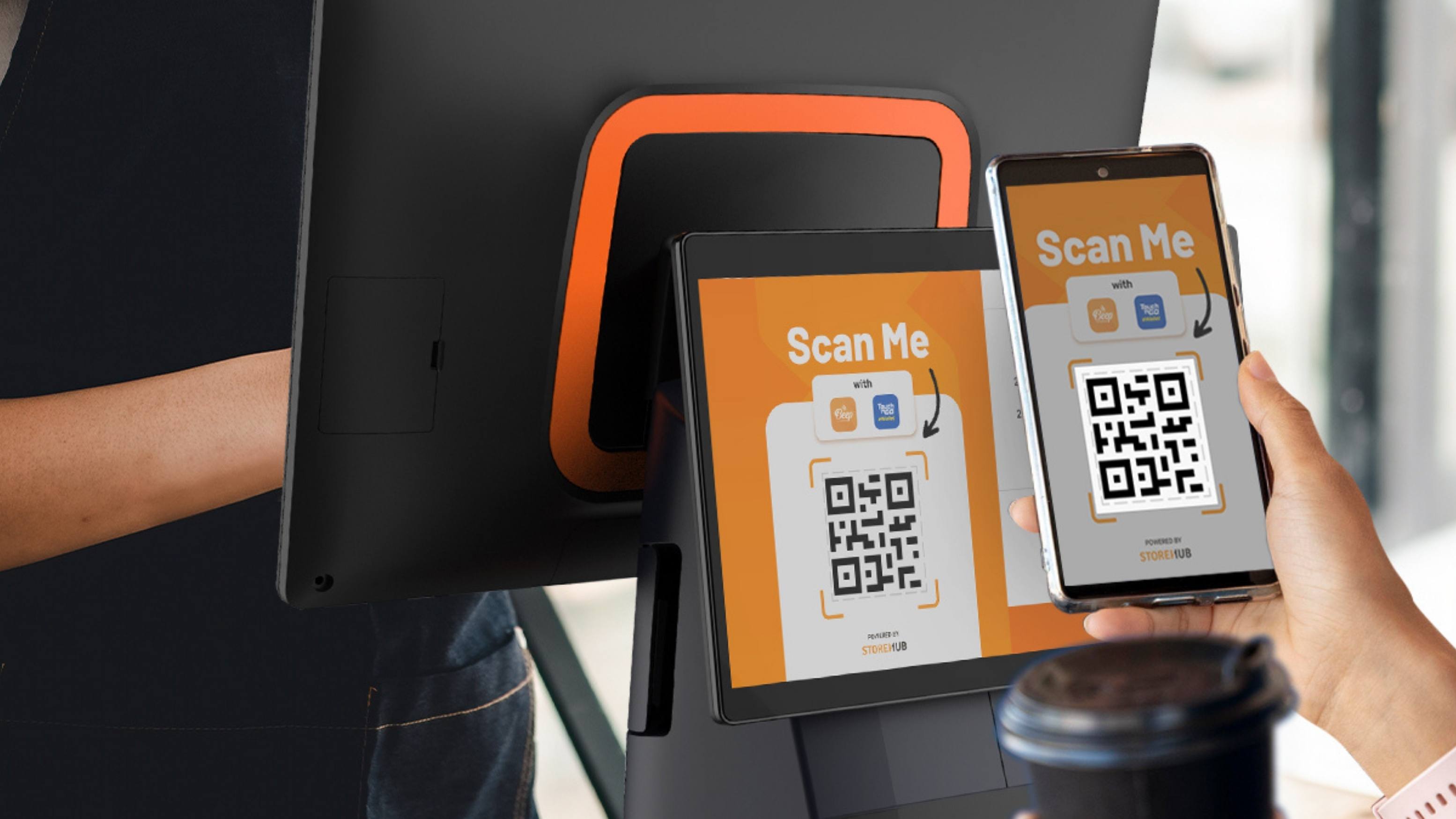 一位马来西亚顾客正在扫描 StoreHub POS 系统上的 QR 码