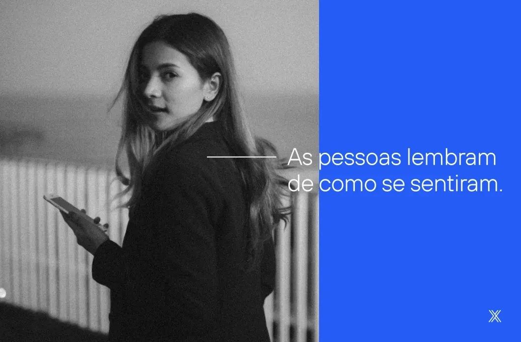 mulher com celular na mão olhando em direção a câmera. texto na imagem: as pessoas lembram de como se sentiram.