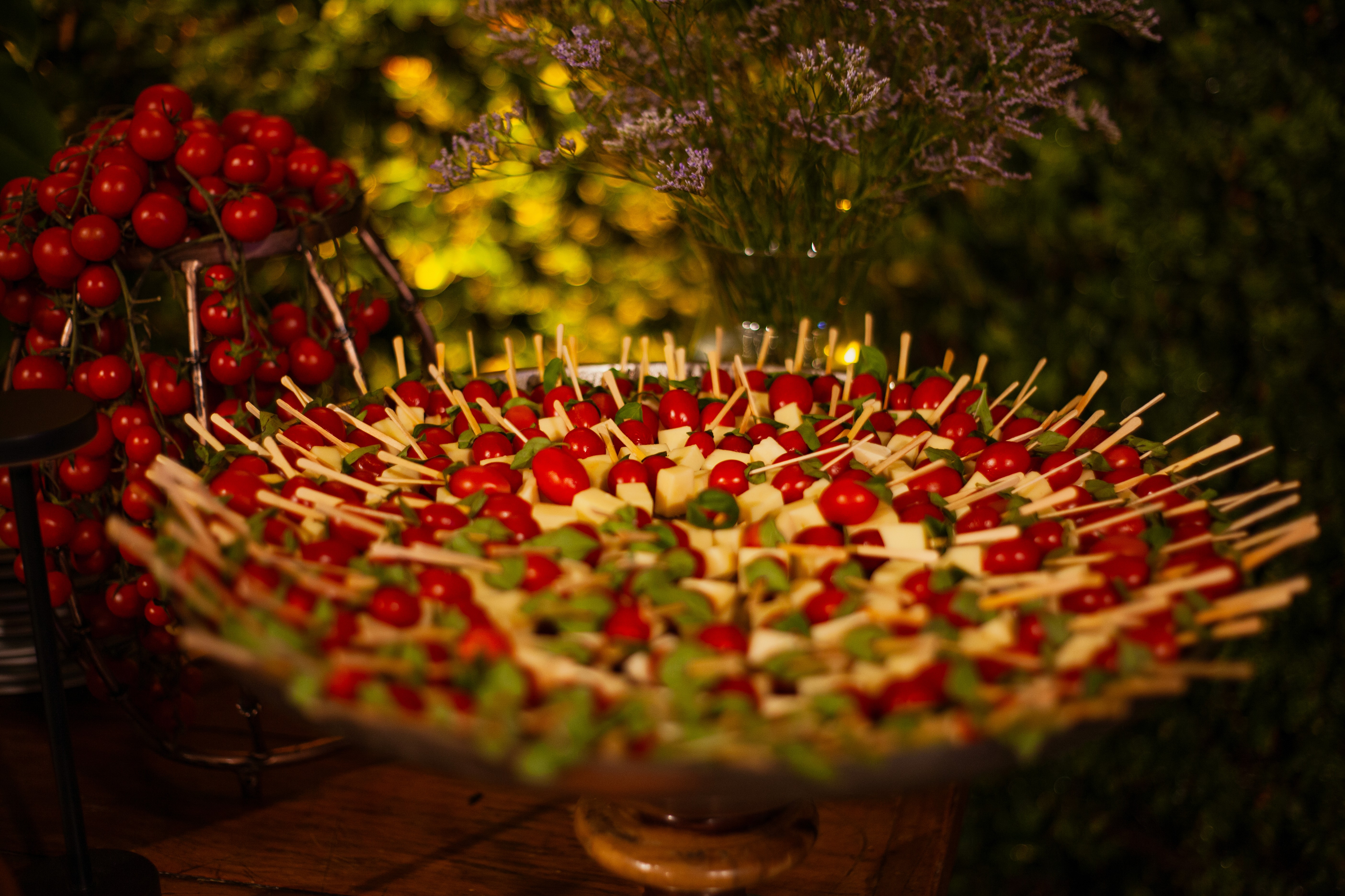 Caprese skewers: Buffet Simone Carvalho, luxo gastronomia em Poços de Caldas.