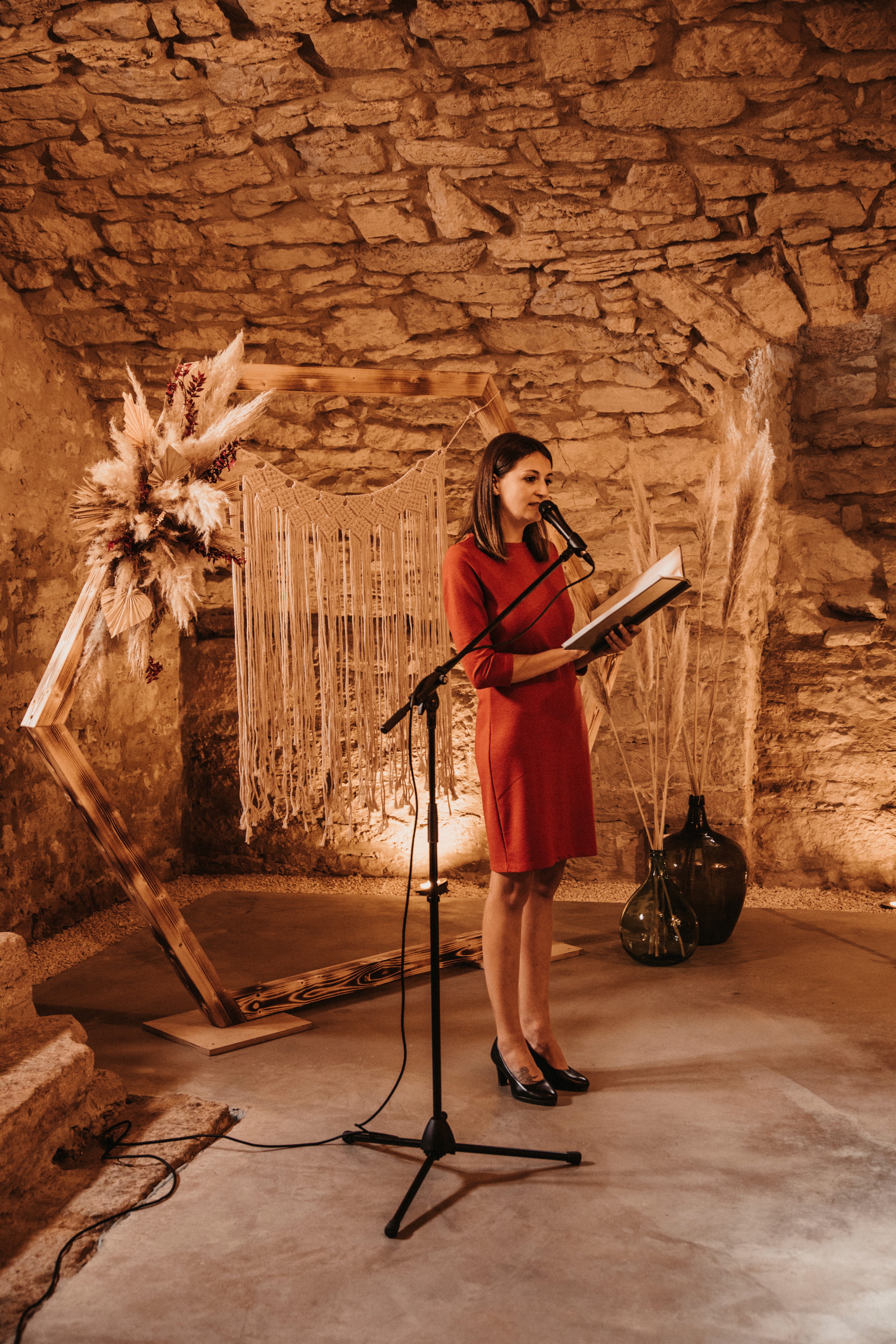 Marlena Wirth hält eine Hochzeitsrede in einer rustikalen Location – Traurednerin für authentische und herzliche Zeremonien.