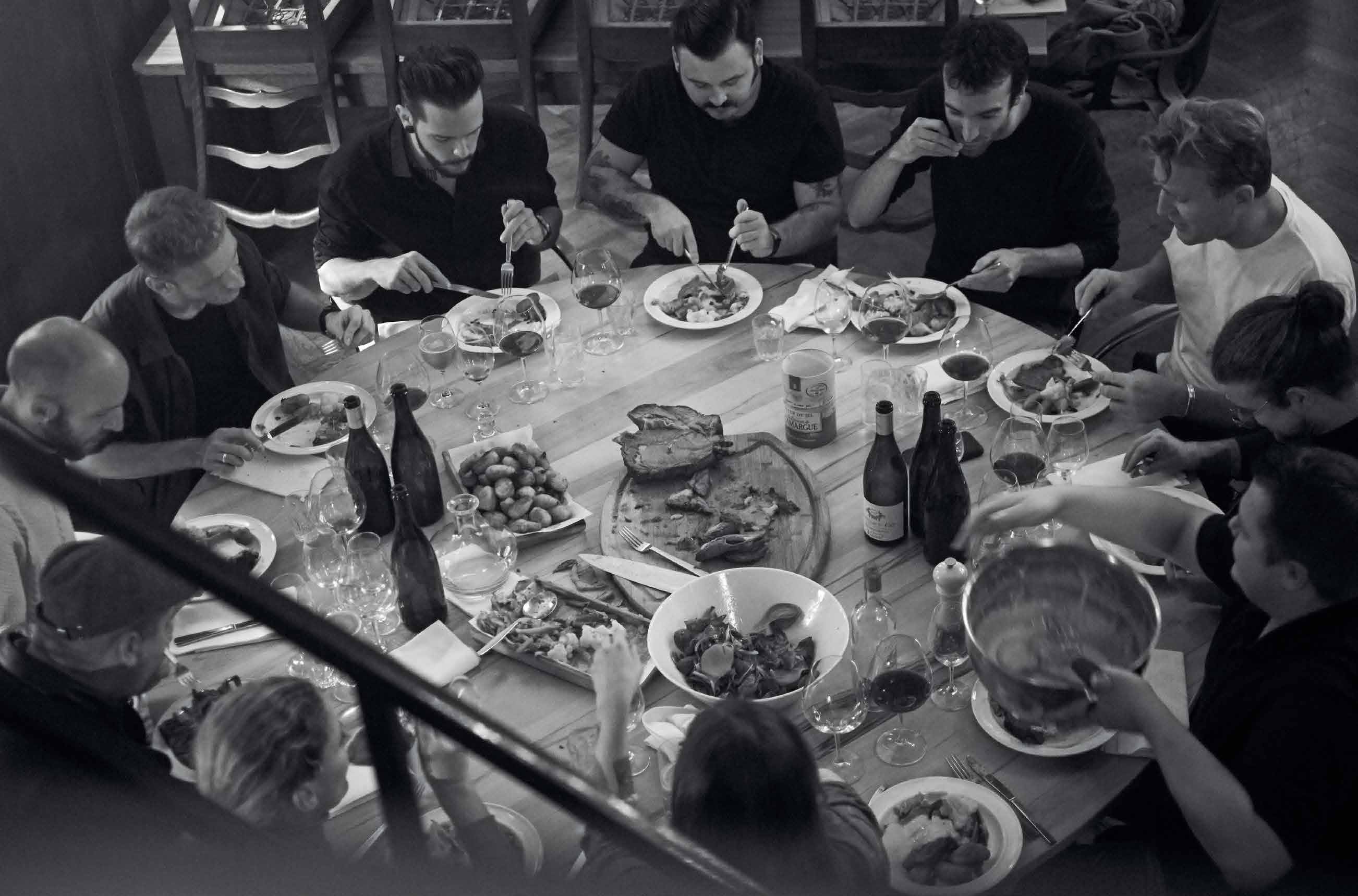 Team des Schöllmanns in Offenburg beim gemeinsamen Essen am Tisch