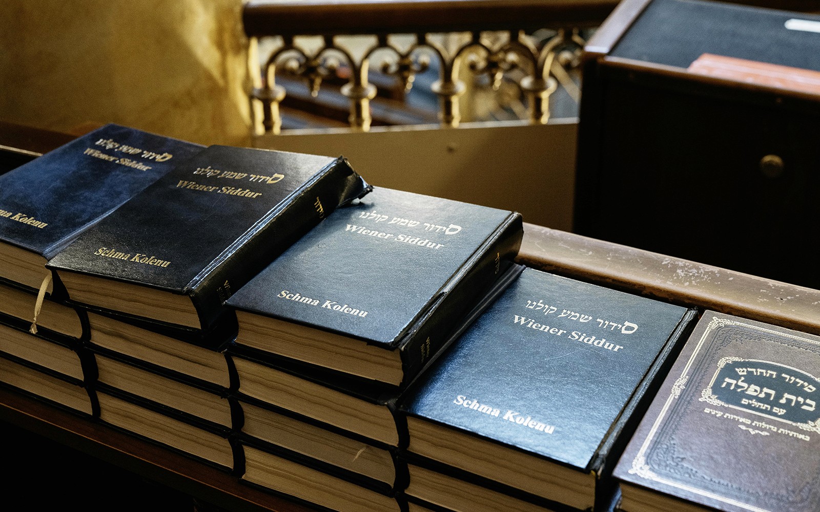 Libros de oraciones Wiener Siddur en la sinagoga Stadttempel, Viena.