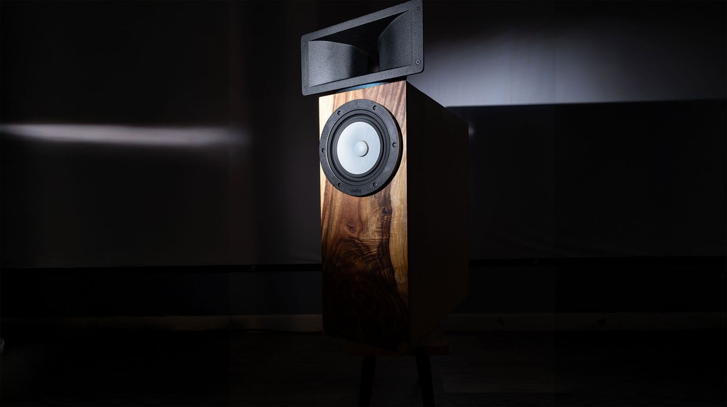 Lantern speaker with horn top in room