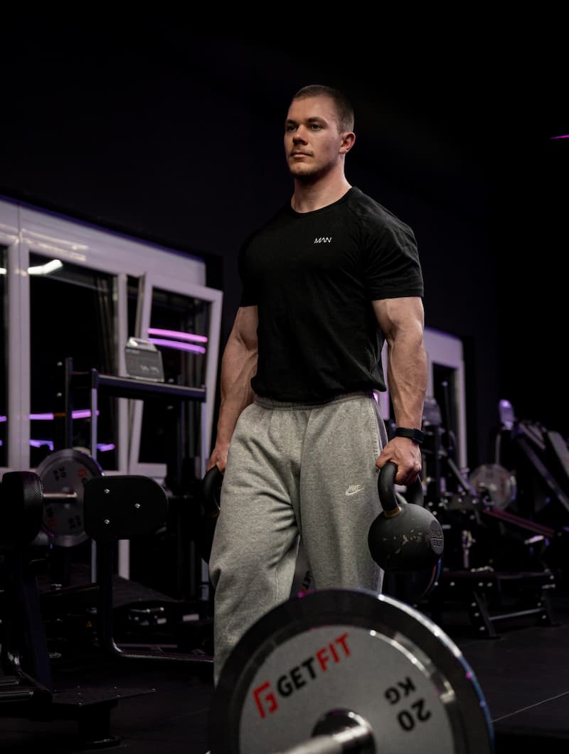 Muskelaufbau mit strukturiertem Trainingsplan im Fitnessstudio