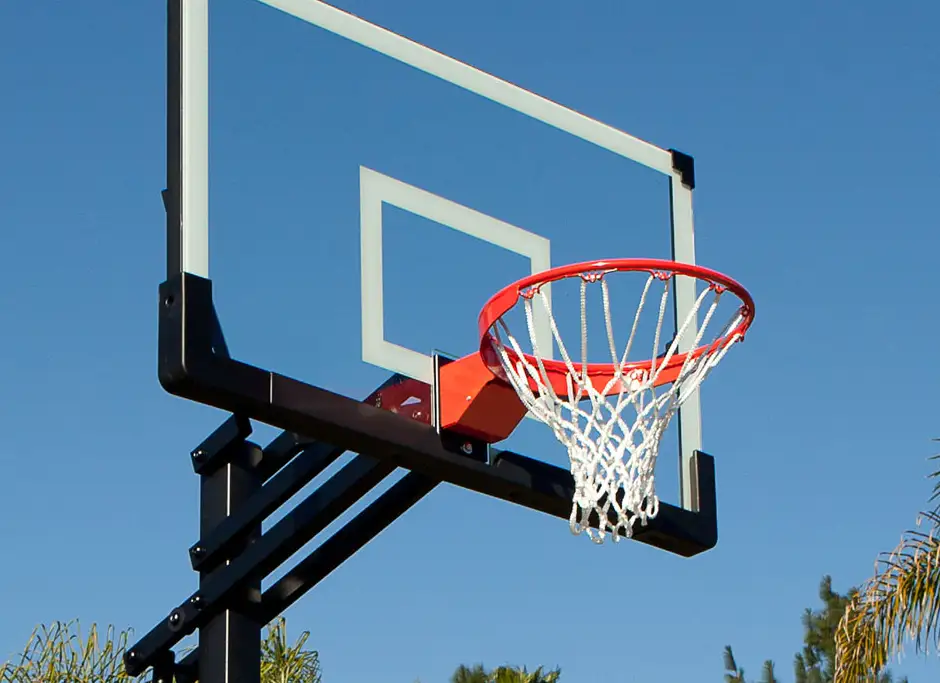 aro de baloncesto naranja con red