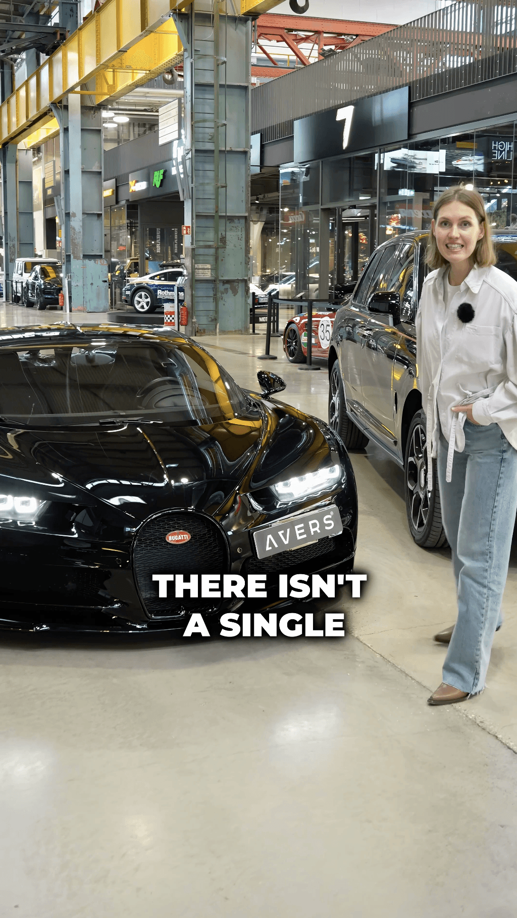 Modern waterfront villa in Dubai with skyline views, glass facade and rooftop pool at sunset.