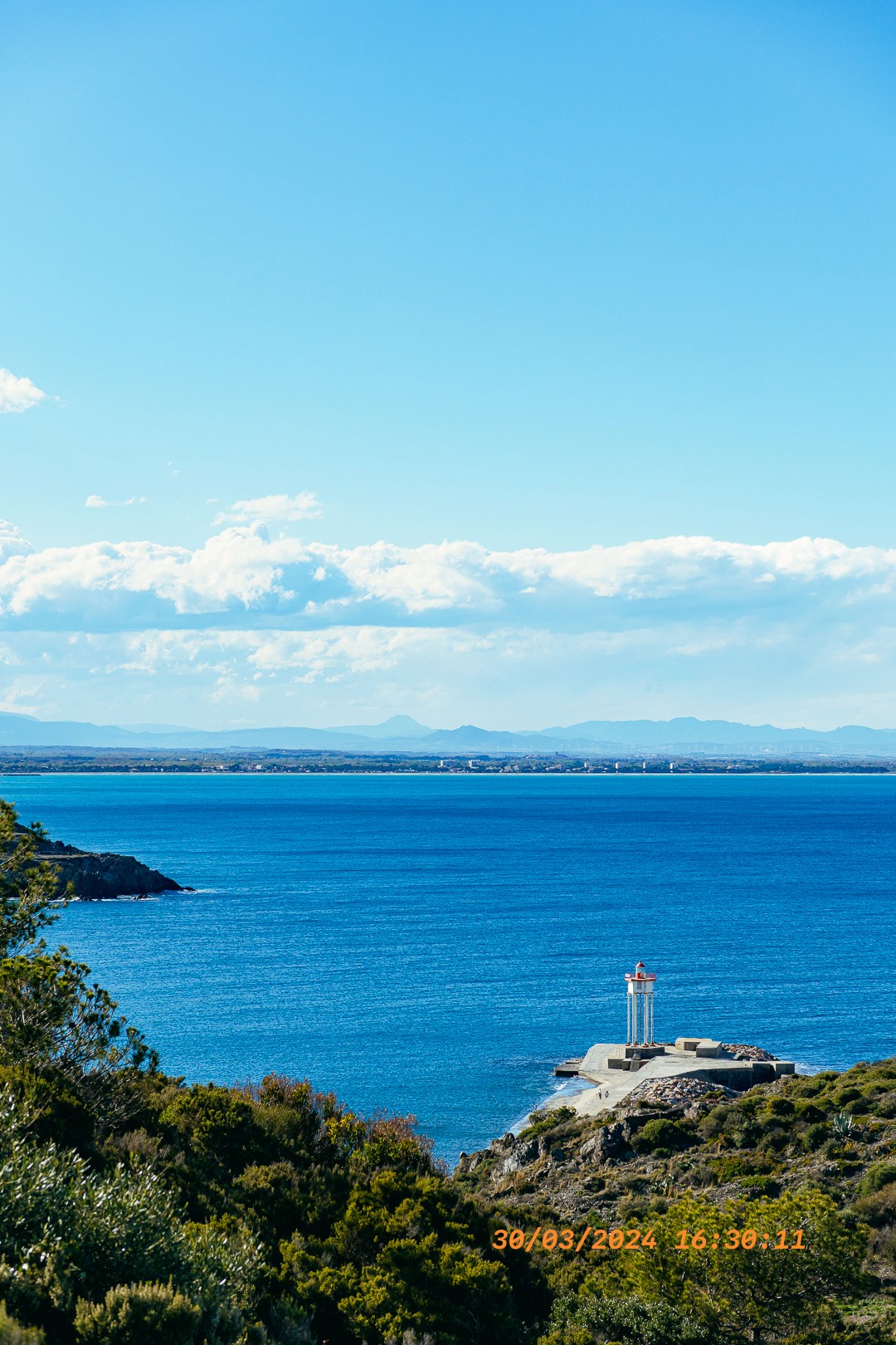 Phare sur une jetée à Port-Vendres avec vue sur la mer.