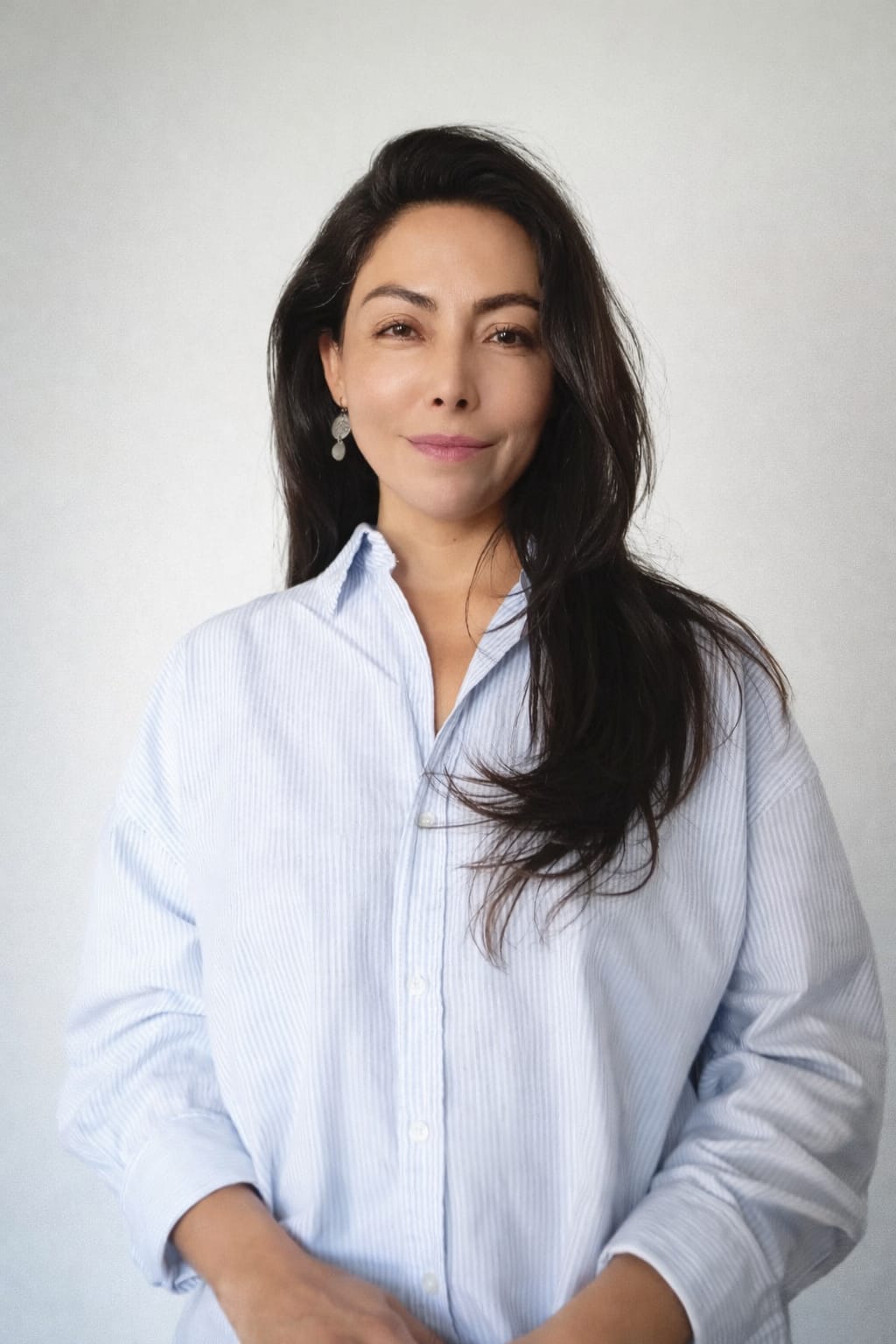 Retrato profesional de psicóloga en Providencia, experta en salud mental y acompañamiento psicológico personalizado en un ambiente de confianza.