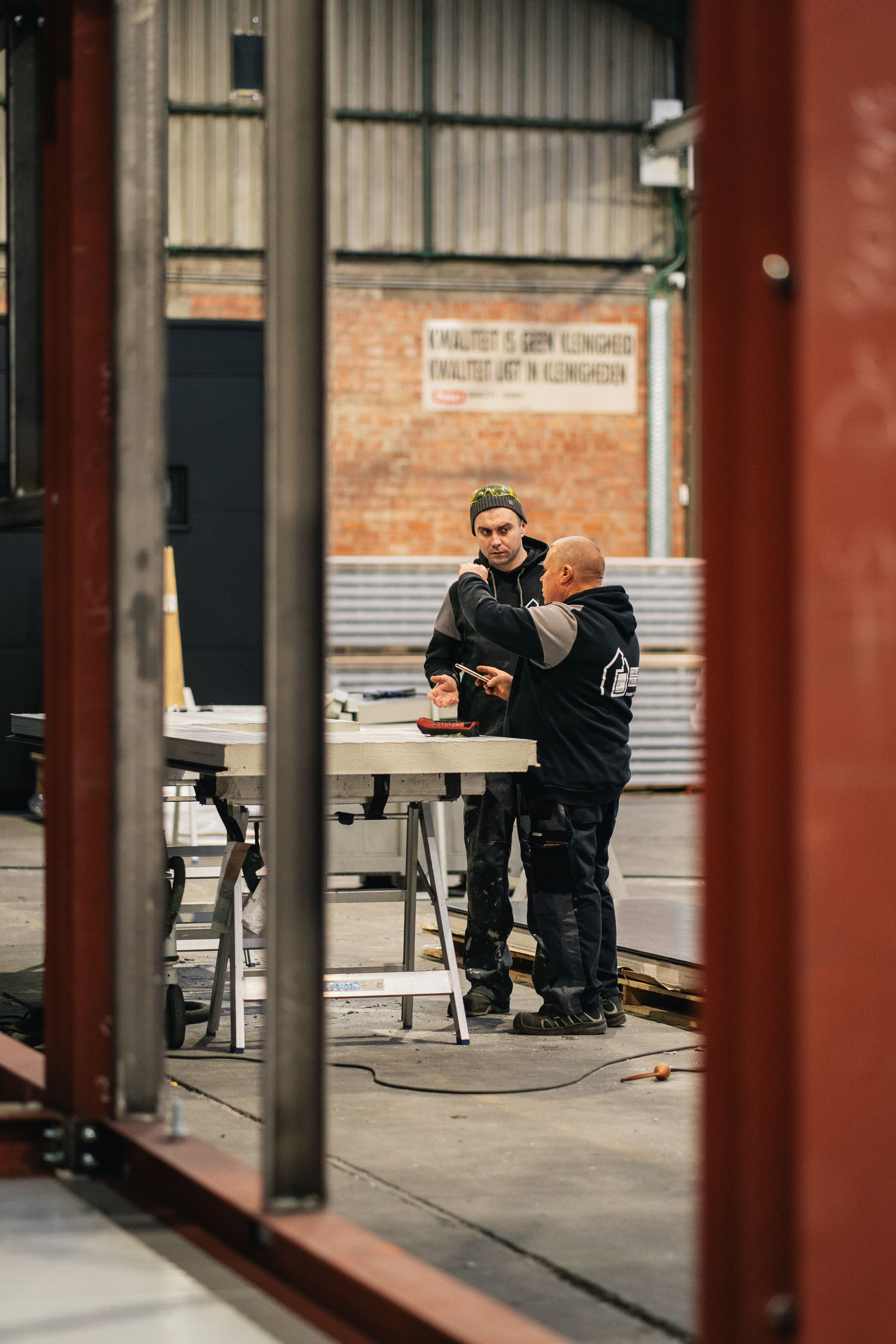 medewerkers aan het werk in hubley bouwatelier