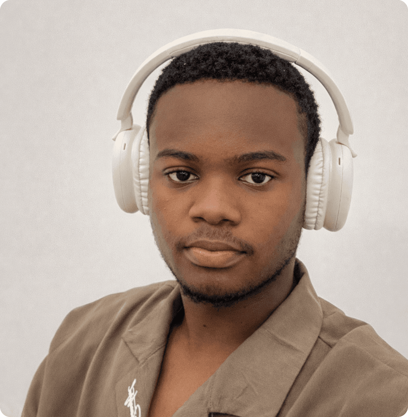Outdoor Cafรฉ Seating in a Sunlit Alley