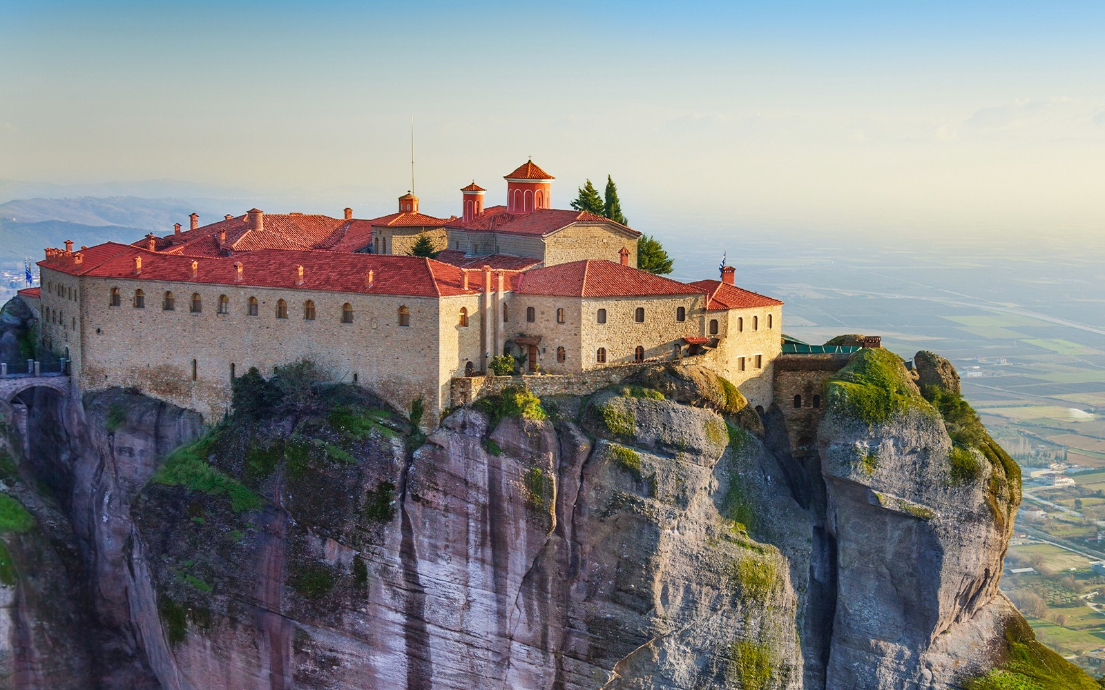 Kolostor a sziklaalakzaton, Meteora, Görögország, része a Szenzációs Meteora Privát Nap Tour Athénból induló programnak.
